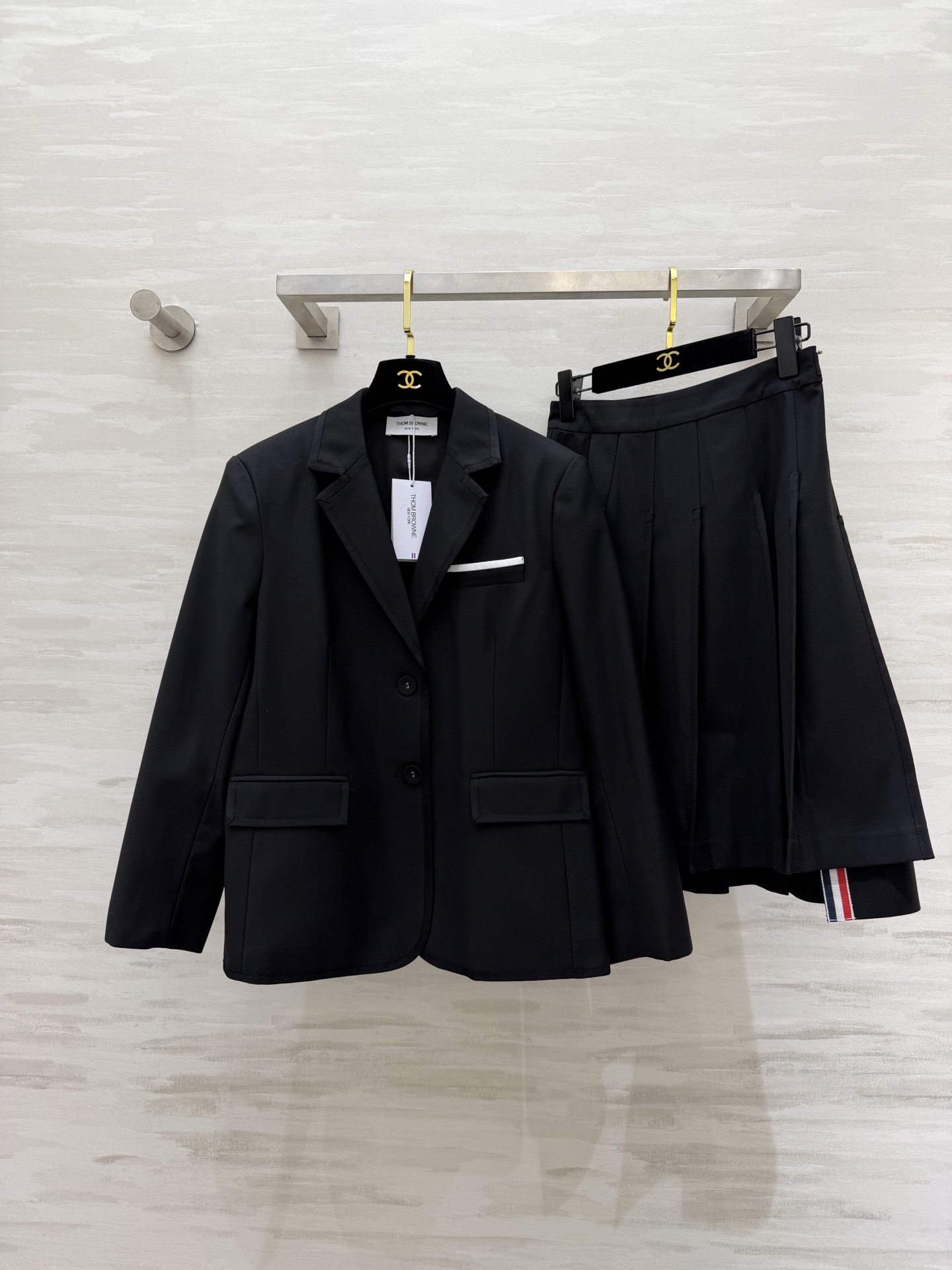 NO:775823,Thom Brown's classic black suit pleated skirt is a god-level suit that combines 'college feel' and 'high-end feel'!  Classic black suit and pleated skirt, one set to unlock N kinds of outfits!  The suit has white pockets + red, white and blue webbing on the side of the skirt, full of TB’s iconic details!  High quality customization sold separately!  sizeS/M/L (S size bust 90, length 62, skirt waist 66, skirt length 57) suit, skirt 285., Thom Browne-clothing,thom browne,skirts,business suit,19860909Thom Brown经典黑西装百褶裙「学院感」和「高级感」焊在身上的神级套装！经典黑西装百褶半裙,一套解锁N种穿搭！西装白边口袋+裙侧红白蓝织带,TB标志性细节拉满！高品质定制 分开发售！sizeS/M/L（s码胸围90,衣长62,半裙腰围66,裙长57）西装,半裙285.,汤姆布朗-服装,thom browne,skirts,business suit,,Women's clothing