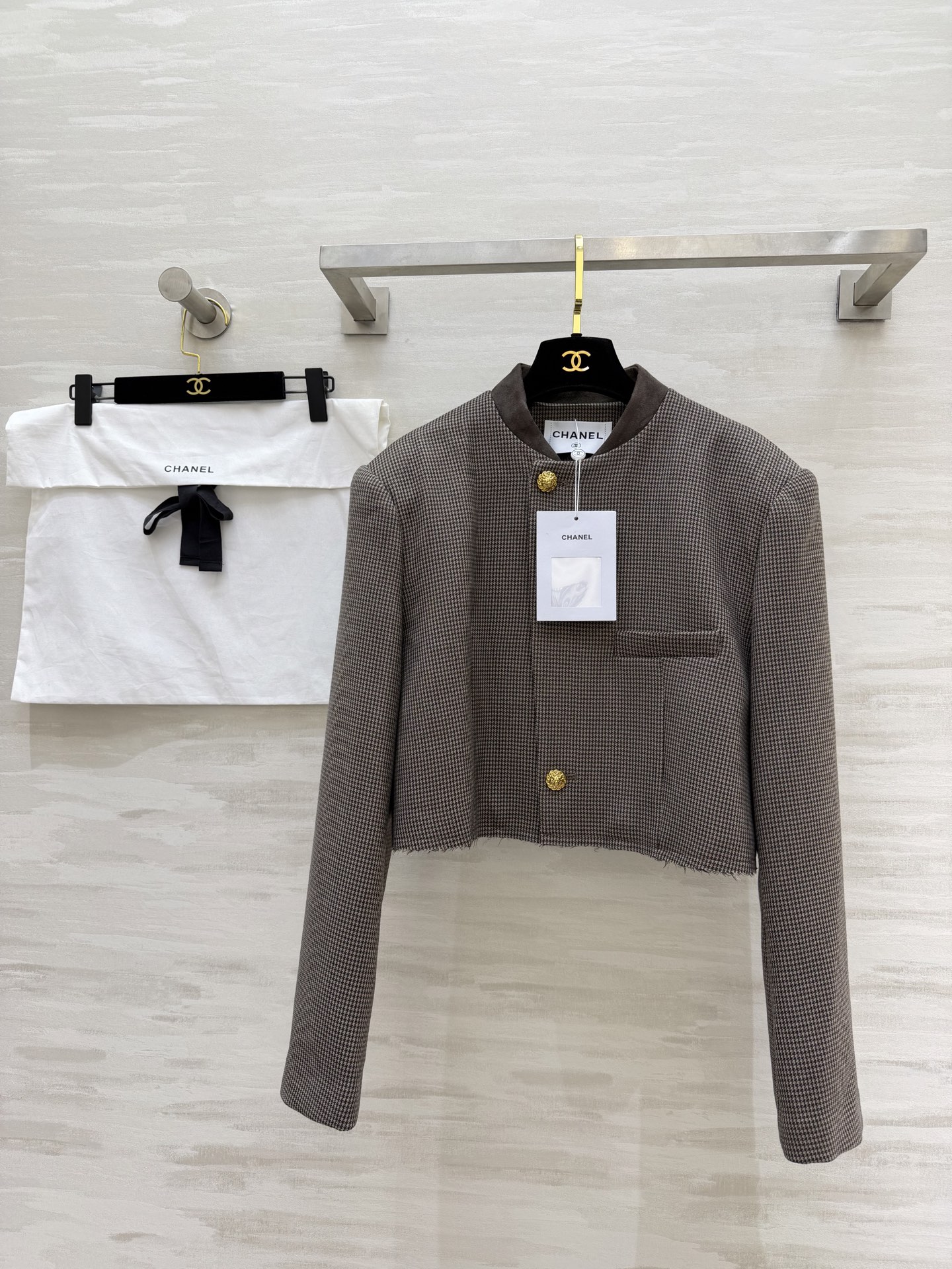 NO:775807,CHANE houndstooth short stand-up collar suit with gold buttons, French elegance, retro houndstooth, distressed gold buckles, Xiaoxiang's signature high-end feel, stand-up collar raw edge design, short tailoring, the proportion changes in seconds, looks taller and thinner, has a medieval atmosphere as a whole, high-quality customization, available in stock, size S/M/L (S size shoulder width 42, bust 102, length 44), Chanel - clothing, chanel, chanel, business suit,19860909CHANE千鸟格短款金扣立领西装法式优雅 复古千鸟格 做旧金扣 小香标志性高级感拉满 立领毛边设计 短款剪裁 秒变三七分比例 显高显瘦 整体自带中古氛围感 高品质定制 现货首发sizeS/M/L（s码肩宽42,胸围102,衣长44）,香奈儿-服装,chanel,chanel,business suit,,Women's clothing