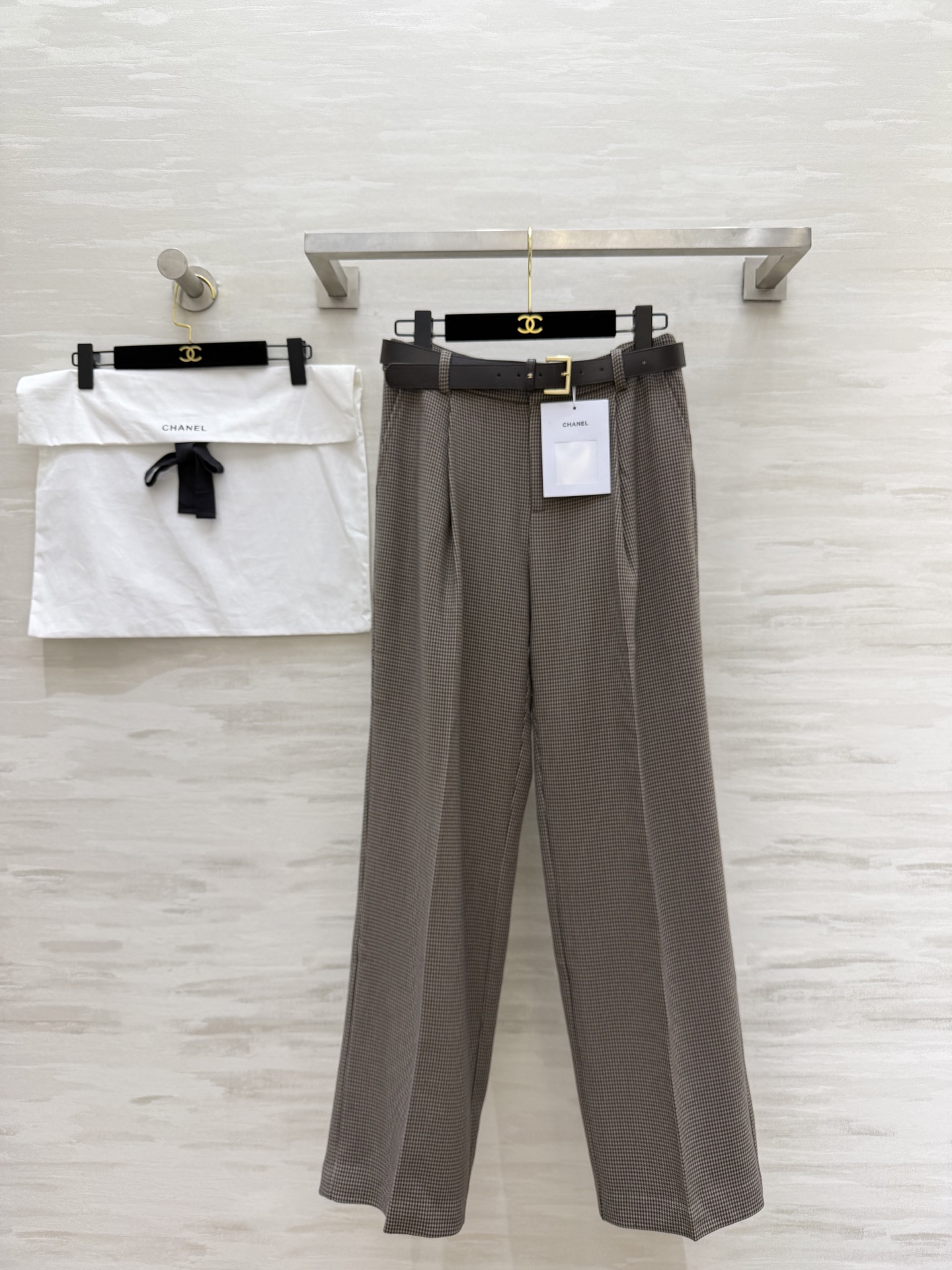 NO:775815,CHANE houndstooth high-waisted wide-leg trousers are the ultimate trousers that combine 'relaxation' and 'luxury' on the legs!  Retro houndstooth pattern + belt of the same color, a small and elegant pull-up!  High-waisted and wide-leg tailoring, your proportions can be transformed into 30 to 70 minutes in seconds!  Hidden meat makes you look slimmer without choosing the shape of your legs!  The drapey fabric is crisp and not soft!  Can be paired with short suits of the same series. One set unlocks French celebrity style. High-quality customization. Available in stock first size S/M/L (S size waist 68, trouser length 102), Chanel-clothing, chanel, chanel, business suit,19860909CHANE千鸟格高腰阔腿西裤把「松弛感」和「高级感」焊在腿上的神裤！复古千鸟格纹+同色系腰带,小香式优雅拉满！高腰阔腿剪裁,秒变三七分比例！藏肉显瘦不挑腿型！垂坠感面料挺括不软塌！可搭配同系列短西装 一套解锁法式名媛风 高品质定制 现货首发sizeS/M/L（s码腰围68,裤长102）,香奈儿-服装,chanel,chanel,business suit,,Women's clothing