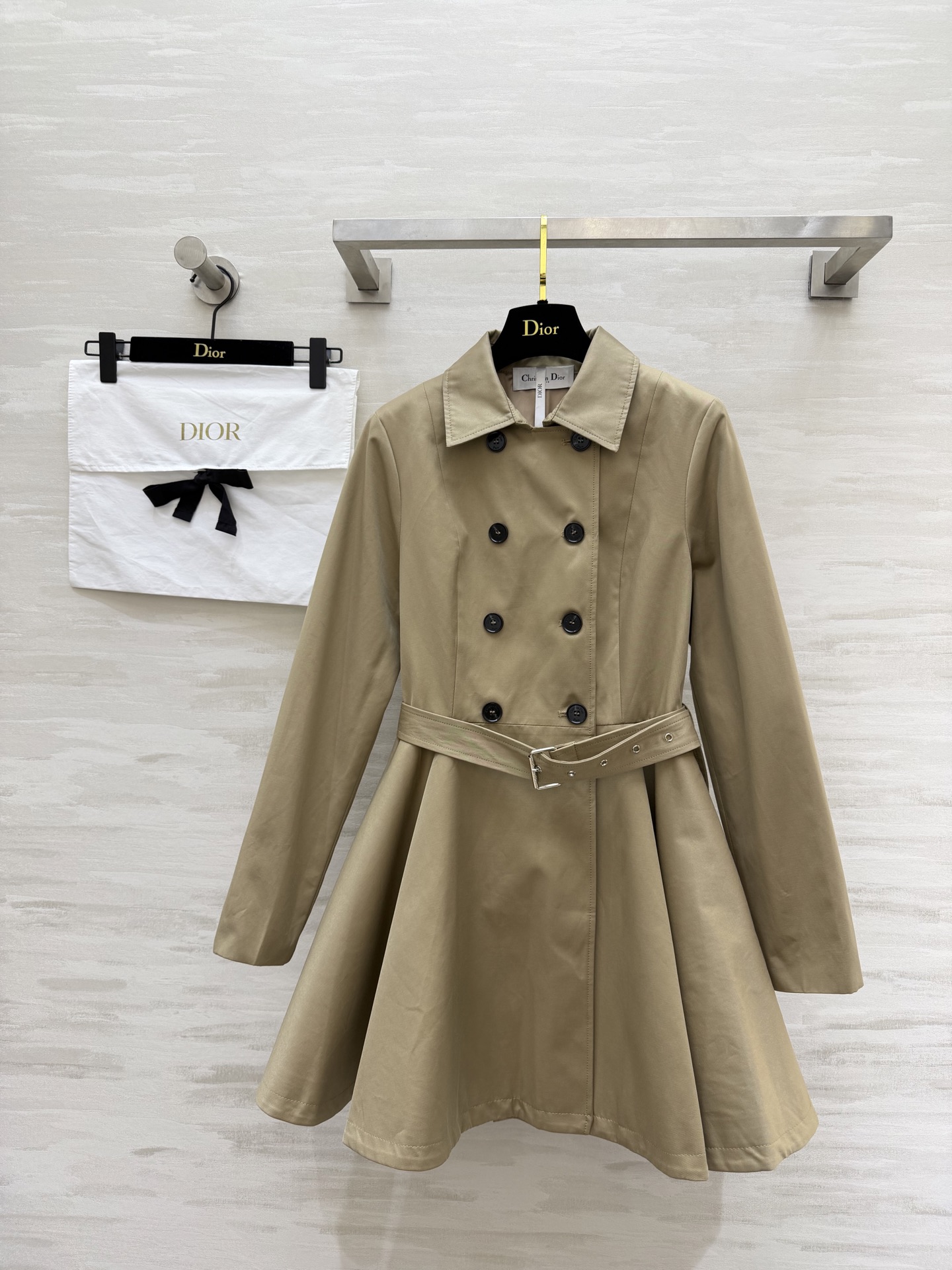 NO:775799,#Dio khaki waist-cinching double-breasted windbreaker dress, French elegance, classic khaki color + double-breasted design, retro-luxe sense of full-waisted and large-skirt tailoring to transform into an hourglass figure in seconds!  Hidden flesh makes you look slimmer without flattering your body shape. The crisp fabric is stiff but not hard, and has a French movie feel!  High-quality customization, available in stock first size S/M/L (S size bust 84, length 78), Dior-clothing, dior, dior, skirts,19860909#Dio卡其色收腰双排扣风衣连衣裙 法式优雅 经典卡其色+双排扣设计 复古高级感拉满收腰大裙摆剪裁 秒变沙漏身材！藏肉显瘦不挑身形 挺括面料 挺而不硬 自带法式电影感！高品质定制 现货首发sizeS/M/L（s码胸围84,衣长78）,迪奥-服装,dior,dior,skirts,,Women's clothing