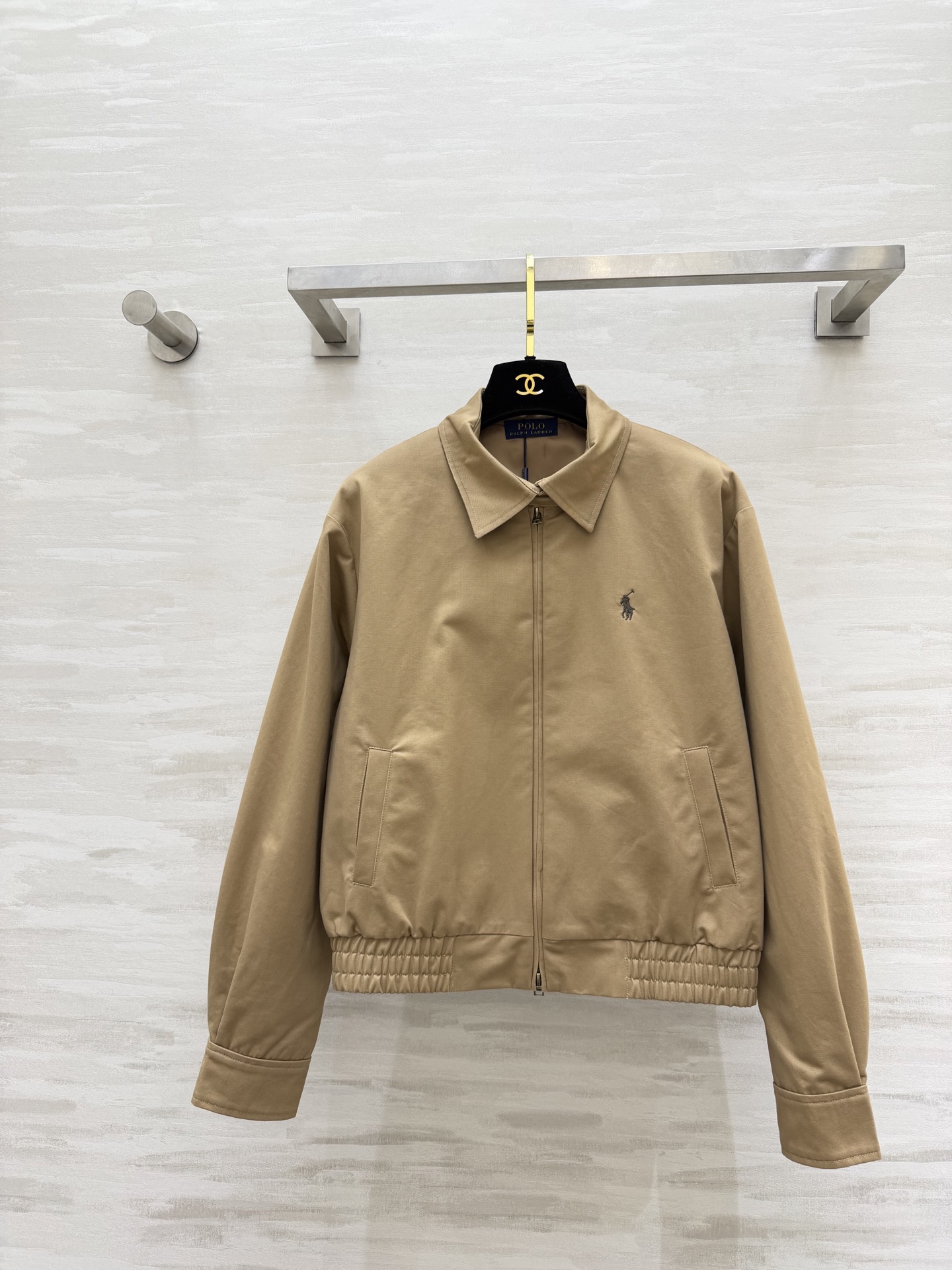 NO:793537,Ralph Lauren Classic Khaki Harrington Jacket｜American Retro Ceiling. The timeless classic style is amazing. Clean lapels + elastic hem. It doesn’t pick on your body shape and can be worn easily to create a relaxed feeling!  It can be used for commuting and leisure!  The texture is full of texture, the fabric is crisp and smooth, anti-wrinkle and stylish, and the upper body has a low-key sense of luxury!  High quality customization, available in stock first size S/M/L (S size bust 104, length 52), jackets & coats,19860909拉夫劳伦经典卡其哈灵顿夹克｜美式复古天花板 永不过时的经典版型绝了 利落翻领+松紧下摆 不挑身材,轻松穿出松弛感！通勤休闲都能打！质感拉满 挺括顺滑的面料 抗皱有型 上身就是低调的高级感！高品质定制 现货首发sizeS/M/L（s码胸围104,衣长52）,,jackets & coats,,Women's clothing
