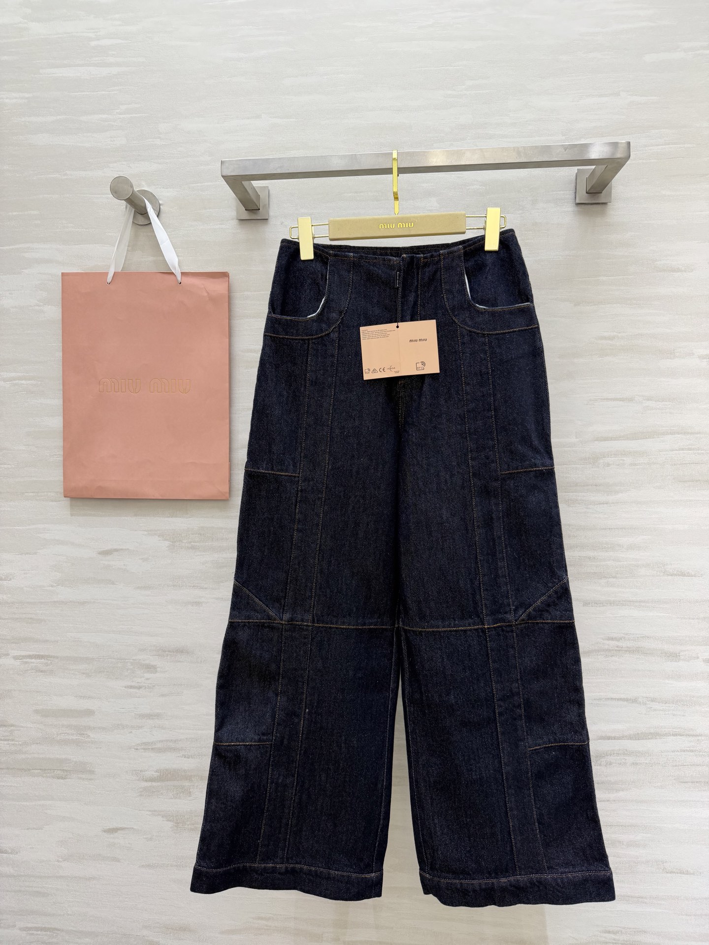 NO:793545,#MiuMi retro spliced ​​wide-leg jeans. The sweet and cool girl’s long-leg artifact style is a god. High-waisted wide-leg + three-dimensional splicing tailoring. The legs will become 37 minutes long in seconds. It hides the flesh and makes you slim!  Raw cow dark indigo fabric + top-stitch contrasting color design, full of distressed texture, easy to handle American retro & Y2K style, large pocket design, structural dividing line, full of recognition, the upper body is a walking fashionista!  High-quality customization, available in stock first size S/M/L (S size waist 66, pants length 97),,miumiu,jeans,19860909#MiuMi复古拼接阔腿牛仔裤 甜酷少女的长腿神器版型封神 高腰阔腿+立体拼接剪裁 秒变三七分大长腿 藏肉显瘦一绝！原牛深靛蓝面料+明线撞色设计 做旧质感拉满 美式复古&Y2K风轻松拿捏 大口袋设计 结构感分割线 辨识度拉满 上身就是行走的时髦精！高品质定制 现货首发sizeS/M/L（s码腰围66,裤长97）,,miumiu,jeans,,Women's clothing