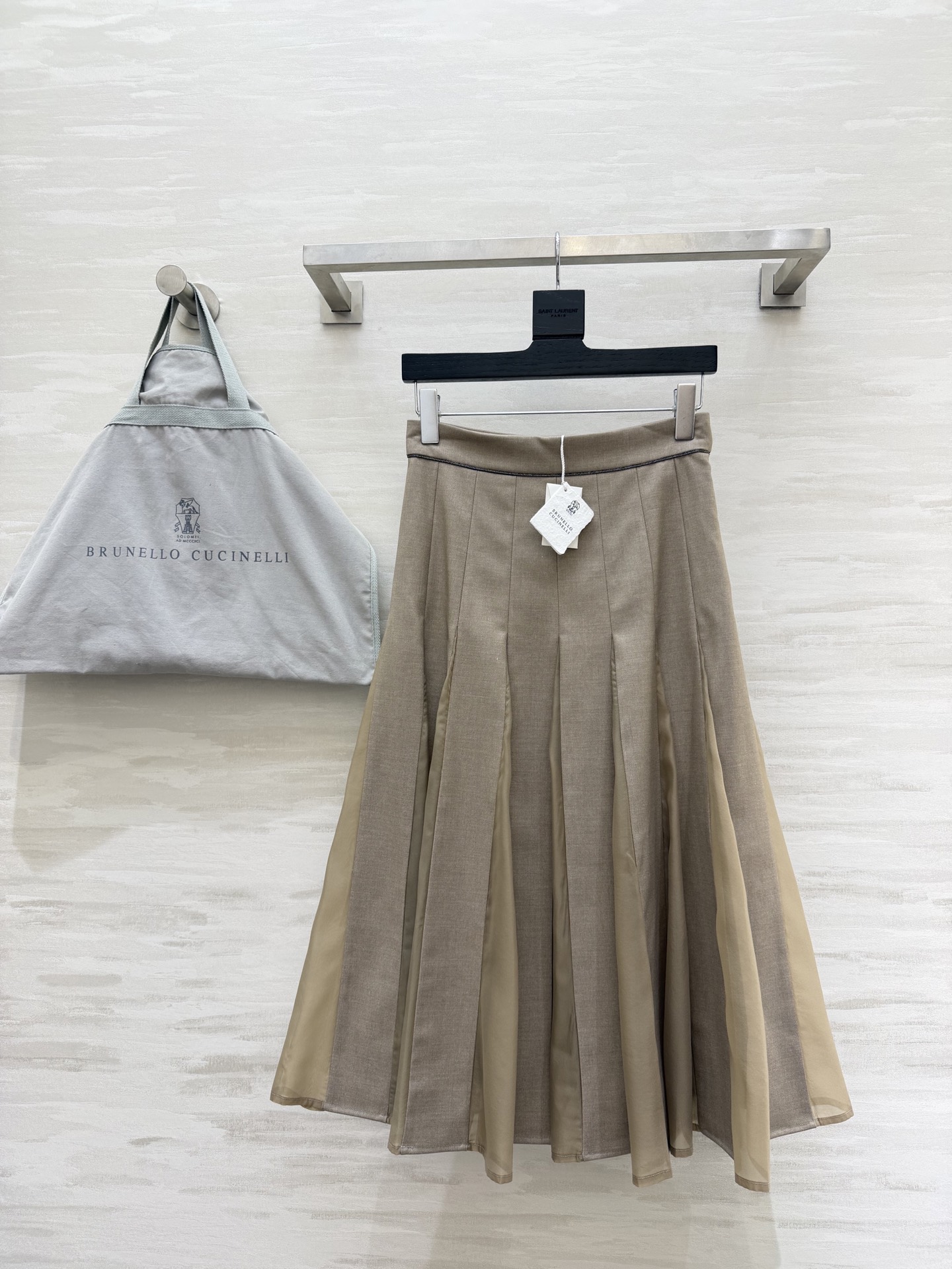 NO:793534,#Brunello Cucinell Patchwork Skirt | Top-notch gentle atmosphere BC This skirt really combines 'high-end' and 'femininity'!  The smart and fairy-like version is the absolute best when walking. The high-waisted A-line tailoring perfectly modifies the shape of the waist, hips and legs. Three-dimensional pleated design + contrasting color gauze splicing. Full of layers. Low-key and recognizable. Full of nobility. High-quality customization. Available in stock first size S/M/L (S size waist 66, skirt length 78), brunello cucinelli, skirts,19860909#Brunello Cucinell拼纱大摆半裙｜顶流的温柔氛围感BC这条半裙真的把「高级感」和「女人味」焊死了！行走间全是灵动仙气版型绝绝子 高腰A字大摆剪裁 完美修饰腰臀腿型 立体压褶设计+撞色纱片拼接 层次拉满 低调又有辨识度 贵气感拉满 高品质定制 现货首发sizeS/M/L（s码腰围66,裙长78）,,brunello cucinelli,skirts,,Women's clothing