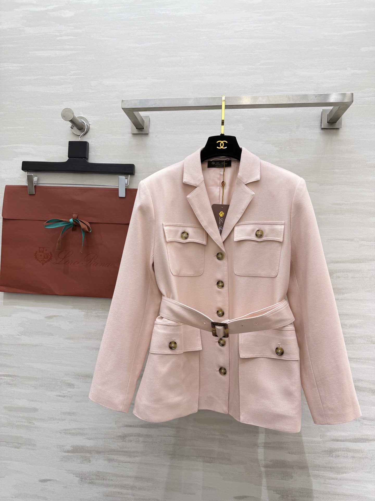 NO:794008,#Loro Pian light pink waist-cinching suit, gentle pink tone, full of nobility, waist-cinching design that turns into an hourglass waist in seconds, commuting and dating, one-click control, quality online, classic and never goes out of style!  High quality, available in stock first size S/M/L (S size bust 96, length 64), loro piana, business suit,19860909#Loro Pian淡粉收腰西装 温柔粉调 贵气拉满 收腰设计 秒变沙漏腰 通勤约会 一键拿捏 质感在线 经典永不过时！ 高品质 现货首发sizeS/M/L（s码胸围96,衣长64）,,loro piana,business suit,,Women's clothing