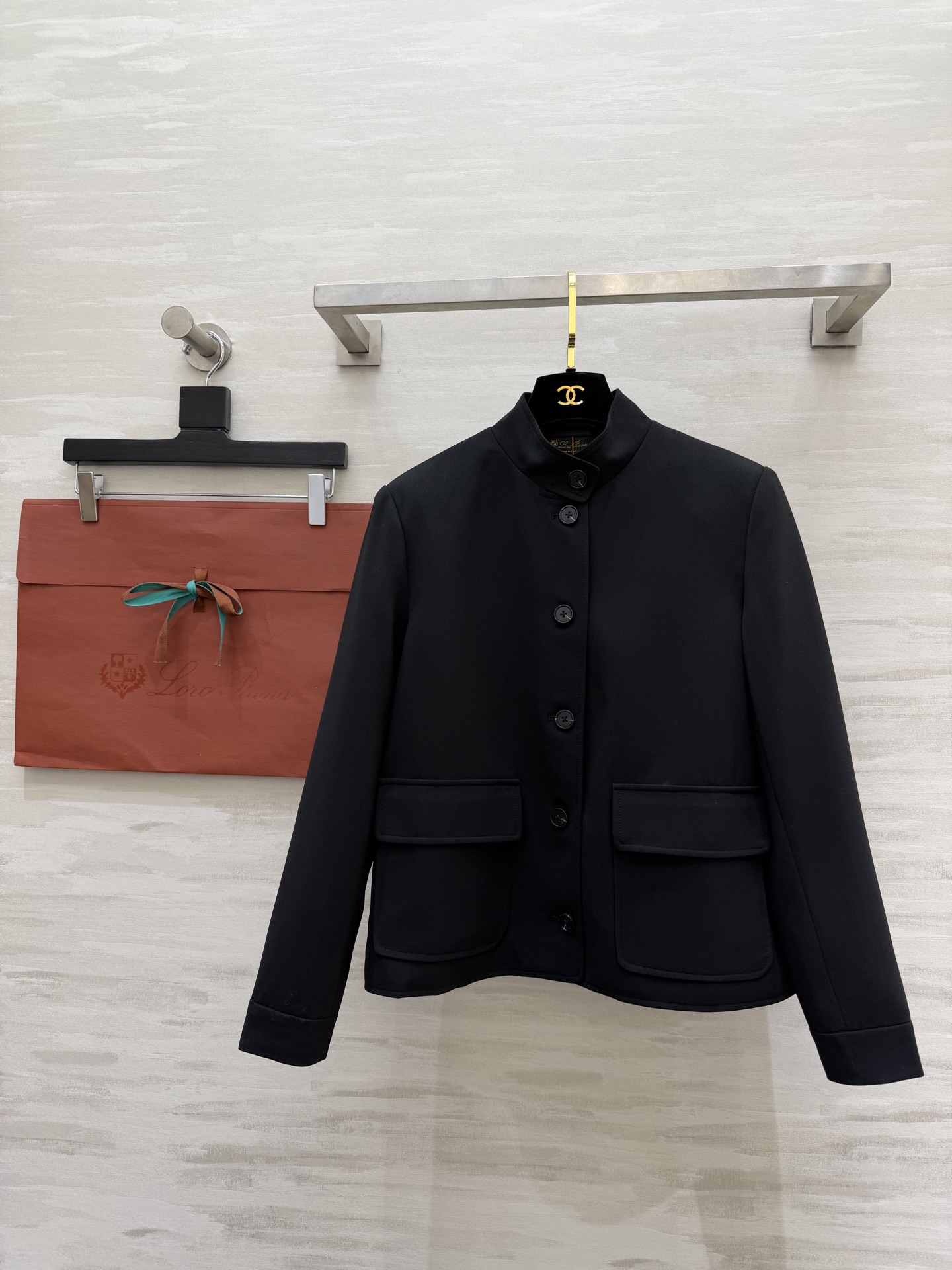 NO:794015,#Loro Pian The black stand-up collar jacket is classic and timeless. The stand-up collar shows aura. Customized logo horn buttons. The texture is full of texture. Close your eyes. High quality. Available in stock. SizeS/M/L (S size bust 96, length 59),, loro piana, jackets & coats,19860909#Loro Pian立领黑外套经典永不过时 立领显气场 开模定制logo牛角扣 质感拉满闭眼入 高品质 现货首发sizeS/M/L（s码胸围96,衣长59）,,loro piana,jackets & coats,,Women's clothing