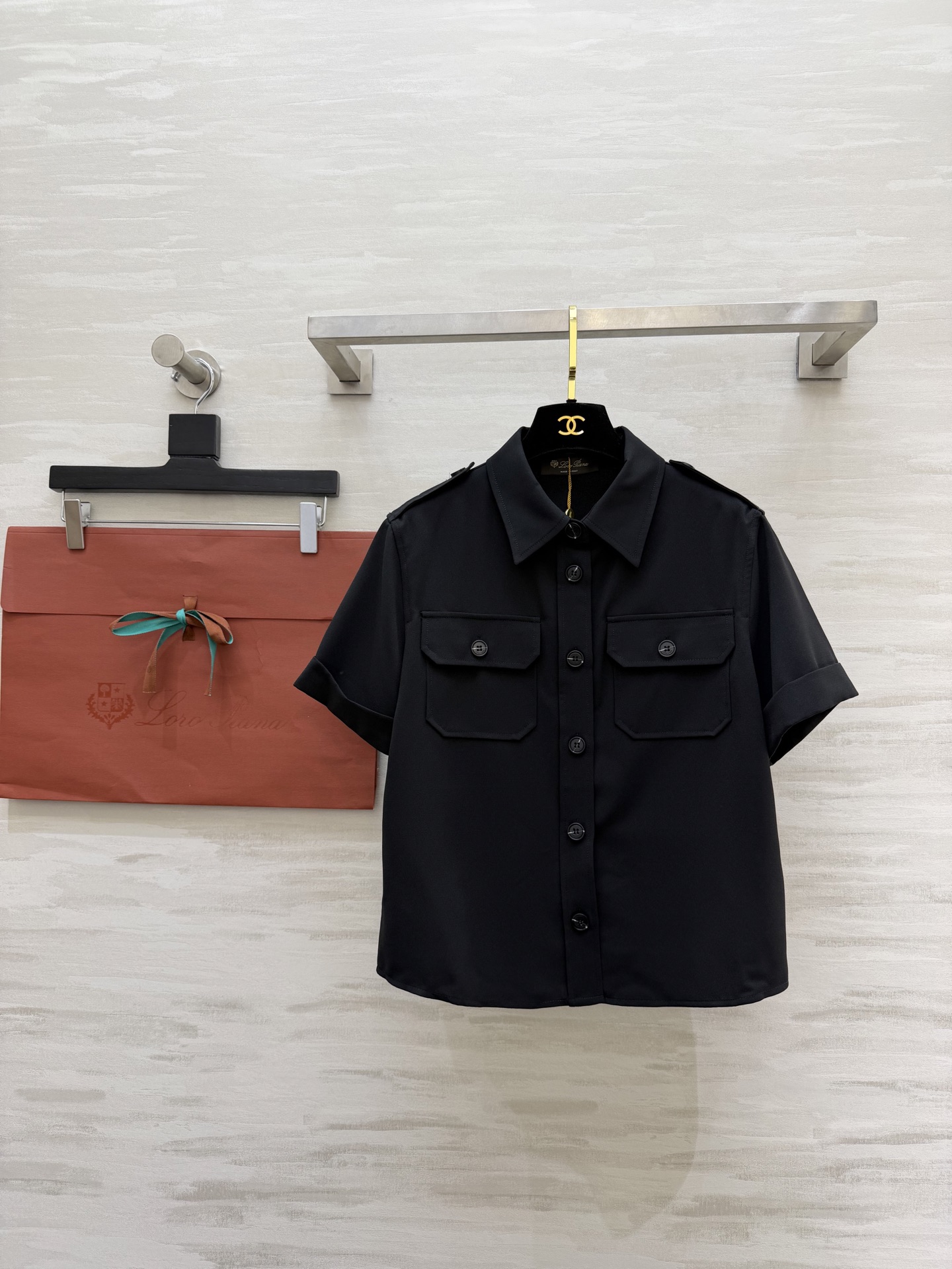NO:794011,#Loro Pian black work shirt｜Welding minimalist coolness to the body, timeless classic black, comes with advanced filters, neat and elegant upper body, large work pockets, epaulette design, low-key luxury in every detail, high-quality customization, available now, sizeS/M/L (S size bust 96, length 54),,loro piana,shirts,19860909#Loro Pian黑色工装衬衫｜把极简酷飒焊在身上 永不过时的经典黑 自带高级滤镜 上身利落大气 工装大口袋 肩章设计 细节里全是低调奢华 高品质定制 现货首发sizeS/M/L（s码胸围96,衣长54）,,loro piana,shirts,,Women's clothing