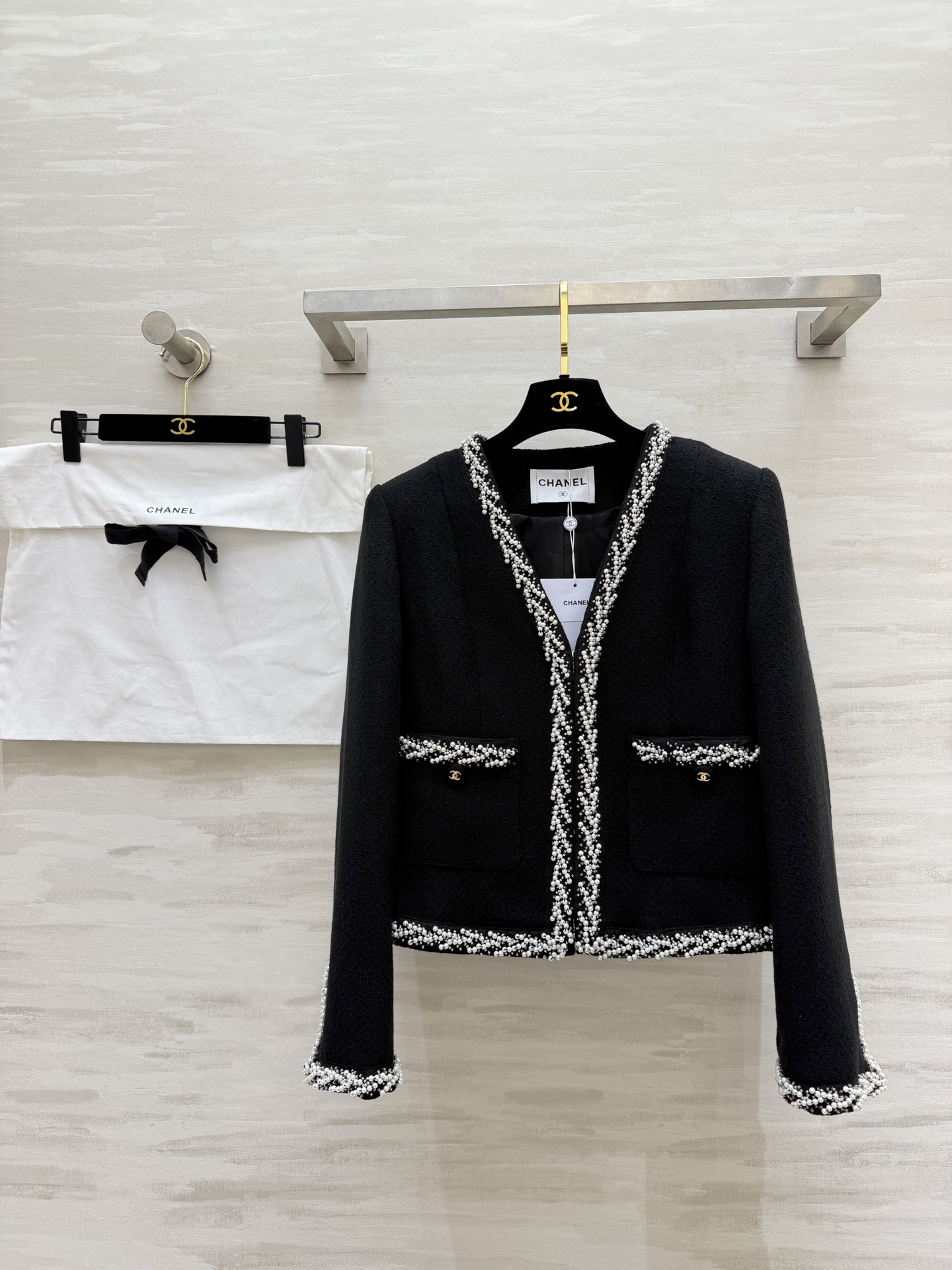 NO:793991,#Chane pearl-trimmed tweed jacket, handmade pearl braided piping, full of details, collarless V-neck design, modified shoulders and neck to make the face smaller, double C embellishment pockets, short version, tall and slim without flattering the figure, tweed fabric is crisp and stylish, full of high-end sense, high quality, available in stock first size S/M/L (S size bust 88, length 50),,chanel,jackets & coats,19860909#Chane珍珠镶边粗花呢外套 手工珍珠编织滚边 细节感拉满 无领V领设计 修饰肩颈超显脸小 双C点缀口袋 短款版型 显高显瘦不挑身材 粗花呢面料挺括有型 高级感拉满 高品质 现货首发sizeS/M/L（s码胸围88,衣长50）,,chanel,jackets & coats,,Women's clothing