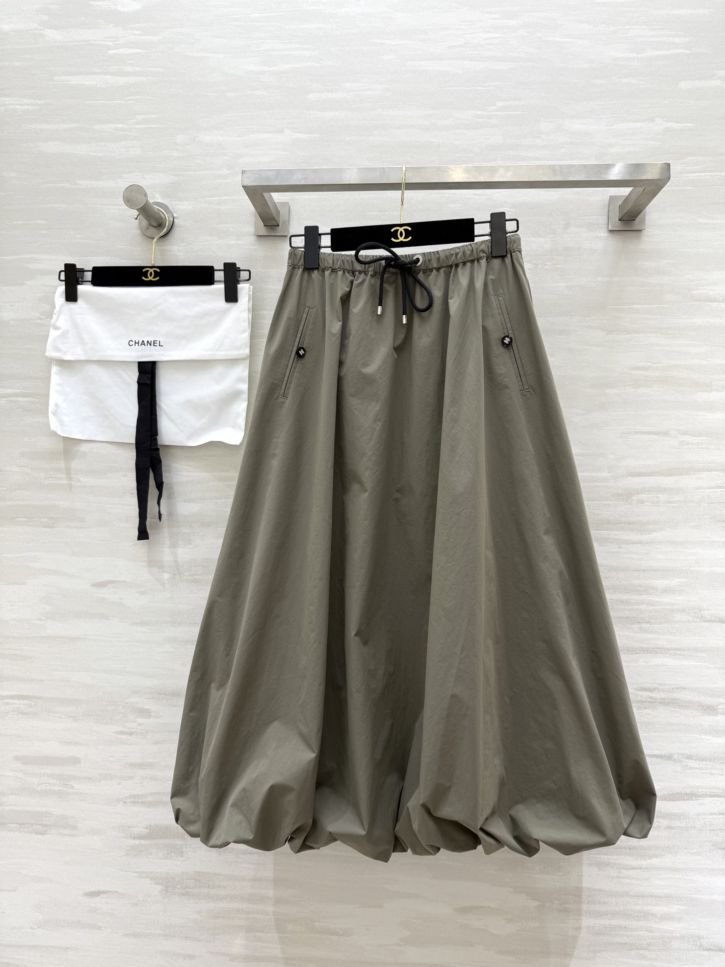 NO:796488,#Chane is a super popular style. It is full of fashionable summer atmosphere. The medieval flower bud skirt is super slimming. The skirt covers the span and does not show the belly. You will never get tired of wearing it!  The texture is unbeatable!  !  Salty, sweet and retro flower bud skirt!  The atmosphere is full!  This one is so lightweight!  It's casual and romantic, yet has Hepburn's elegance. High-quality customization. Available in stock for the first time, size 36/38/40/42 (size 36, waist 66, skirt length 84),,chanel,skirts,19860909#Chane超级爆款 夏日时髦氛围感十足 中古花苞半裙 超级超级显瘦 遮跨的不显肚子的神裙穿不腻啊！质感无敌！！可盐可甜可复古花苞裙！氛围感拉满！这件穿上太轻盈了！又很随性浪漫 又可以赫本的优雅气质 高品质定制 现货首发size36/38/40/42（36码腰围66,裙长84）,,chanel,skirts,,Women's clothing