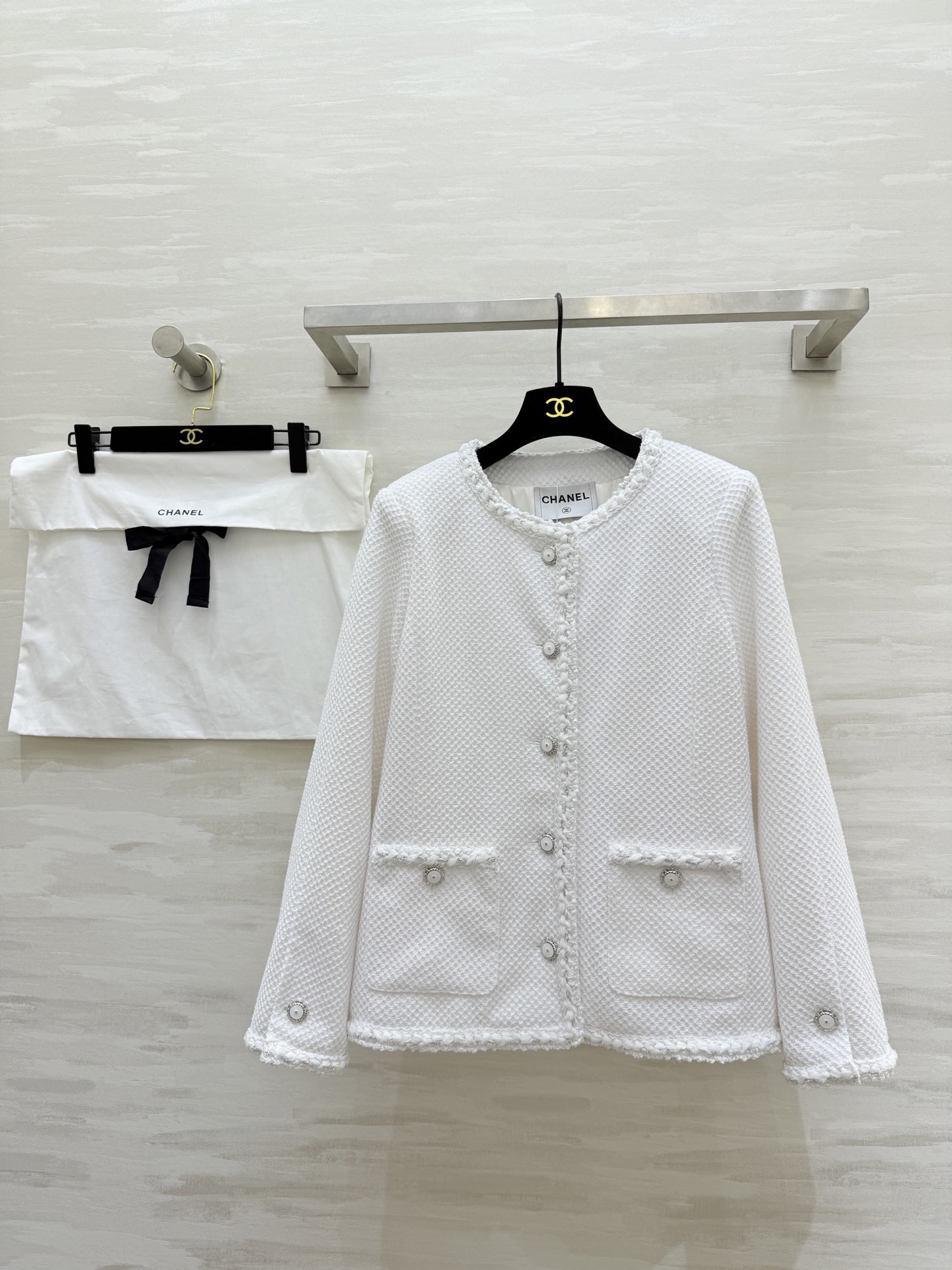 NO:796469,#ChaneC Tweed Jacket Customized classic tweed material, soft and crisp, exquisite edging, elegant retro temperament, high quality customization, available in stock first size S/M/L (S size shoulder width 37, bust 90, length 57),,chanel,jackets & coats,19860909#ChaneC粗花呢外套 定制经典粗花呢材质 柔软挺括 精致镶边 优雅复古气质满分 高品质定制 现货首发sizeS/M/L（s码肩宽37,胸围90,衣长57）,,chanel,jackets & coats,,Women's clothing