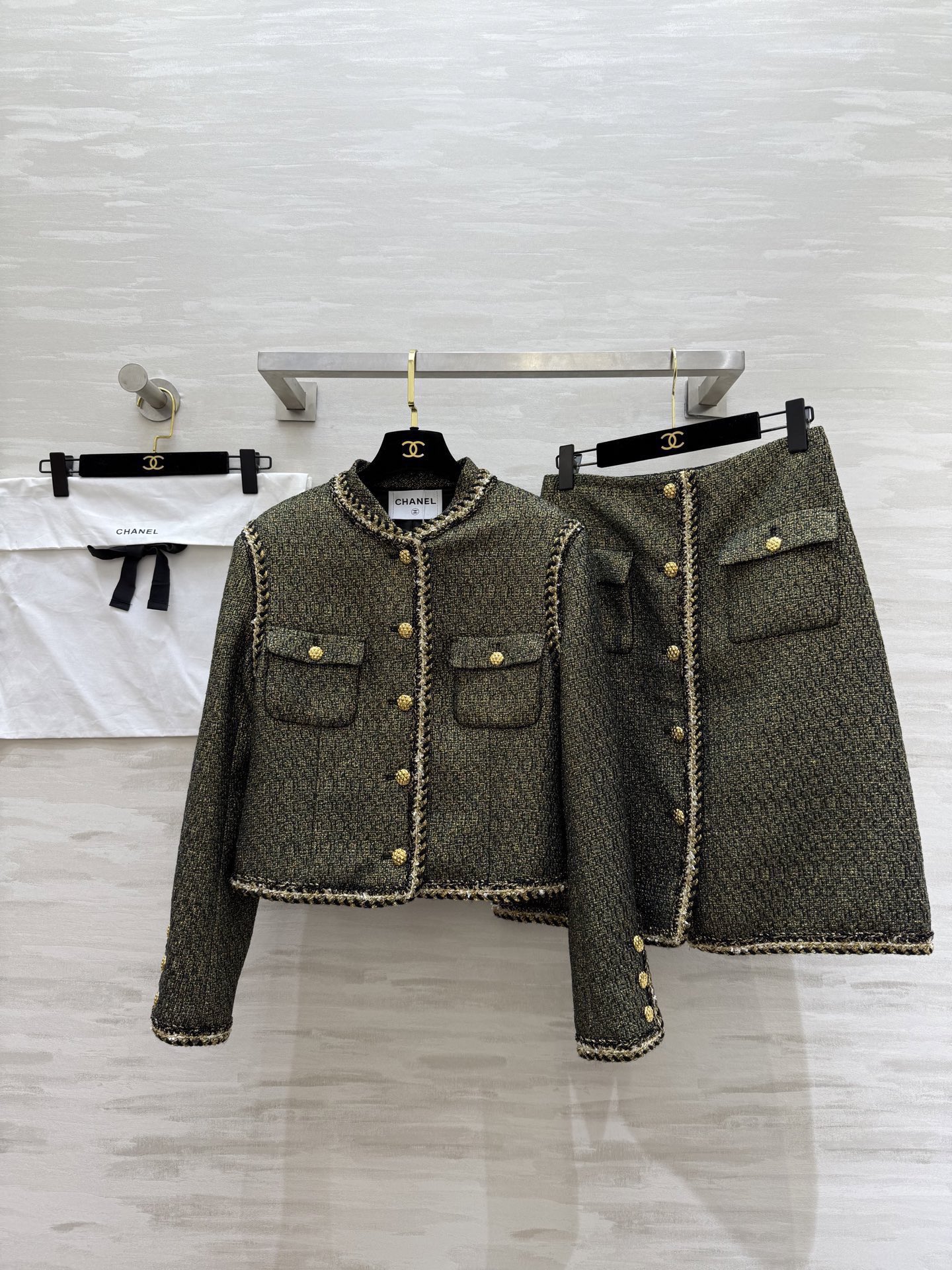 NO:796480,Jackets, skirts #Chane show series Classic tweed material, olive green and beige intertwined, retro and elegant, white braided trim, perfect metal button details, symmetrical flap pockets full of decoration, high quality customization, sold separately sizeS/M/L (S size shoulder width 40, bust 88, length 48, skirt waist 66, hip 92, skirt length 55).,,chanel,skirts,jackets & coats,19860909外套,半裙#Chane秀场系列 经典粗花呢材质 橄榄绿与米色交织 复古优雅 白色编织边饰 金属纽扣细节满分 对称翻盖口袋装饰感满满 高品质定制 分开发售 sizeS/M/L（s码肩宽40,胸围88,衣长48,半裙腰围66,臀围92,裙长55）.,,chanel,skirts,jackets & coats,,Women's clothing