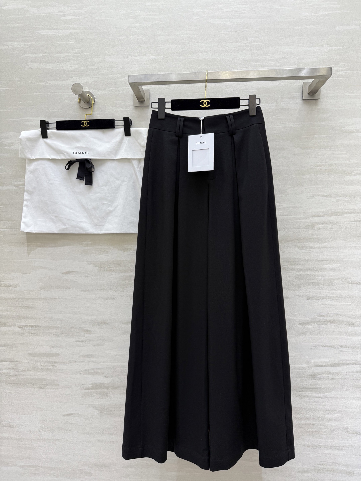 NO:796472,#Chane is an invincible hot product that will last forever. Straight-leg trousers with a wide swing. The shape of the trousers is very positive. Super fashionable and high-end, slimming. Customers can buy it. Super versatile item. High-quality customized size S/M/L/XL (M size waist 70, hip 118, trouser length 107),,chanel,19860909#Chane无敌爆品 万年长青款 直筒大摆长裤 裤型非常正 超级时髦高级显瘦 客户拿补 超级百搭单品 高品质定制sizeS/M/L/XL（M码腰围70,臀围118,裤长107）,,chanel,,Women's clothing