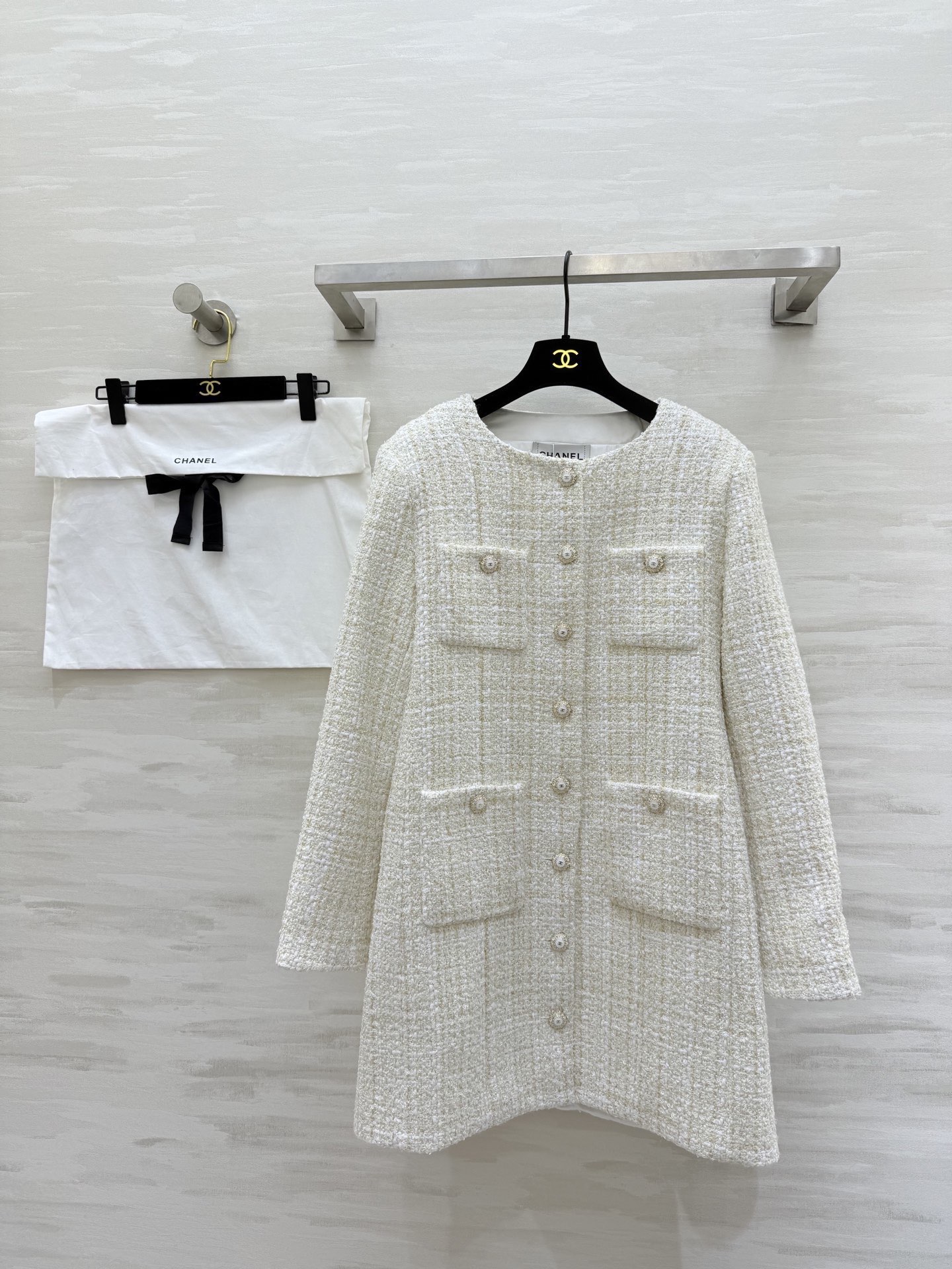 NO:796466,#ChaneC Beige tweed jacket, classic tweed fabric, round neck, four-pocket design, molded button embellishment, full of elegance and sophistication, mid-length tailoring, complex tweed craftsmanship, advanced texture, high quality, available now, size 36/38/40 (bust size 36, 94, length 81),,chanel,jackets & coats,19860909#ChaneC 米色粗花呢外套 经典粗花呢面料 圆领四口袋设计 开模纽扣点缀 优雅精致感满满中长款剪裁 花呢工艺复杂 质感高级 高品质 现货首发size36/38/40（36码胸围94,衣长81）,,chanel,jackets & coats,,Women's clothing