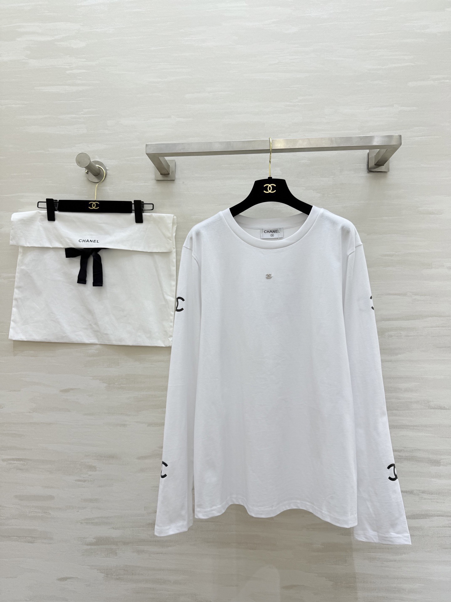 NO:796457,#Chane new style long-sleeved top for all seasons. Customized pure cotton fabric. Loose Os version. High quality customization. Available in stock. Size S/M/L (M size shoulder width 46, bust 104, length 69),,chanel,19860909#Chane新款 长袖上衣 四季穿 定制纯棉面料 宽松Os版型 高品质定制 现货首发sizeS/M/L（M码肩宽46,胸围104,衣长69）,,chanel,,Women's clothing