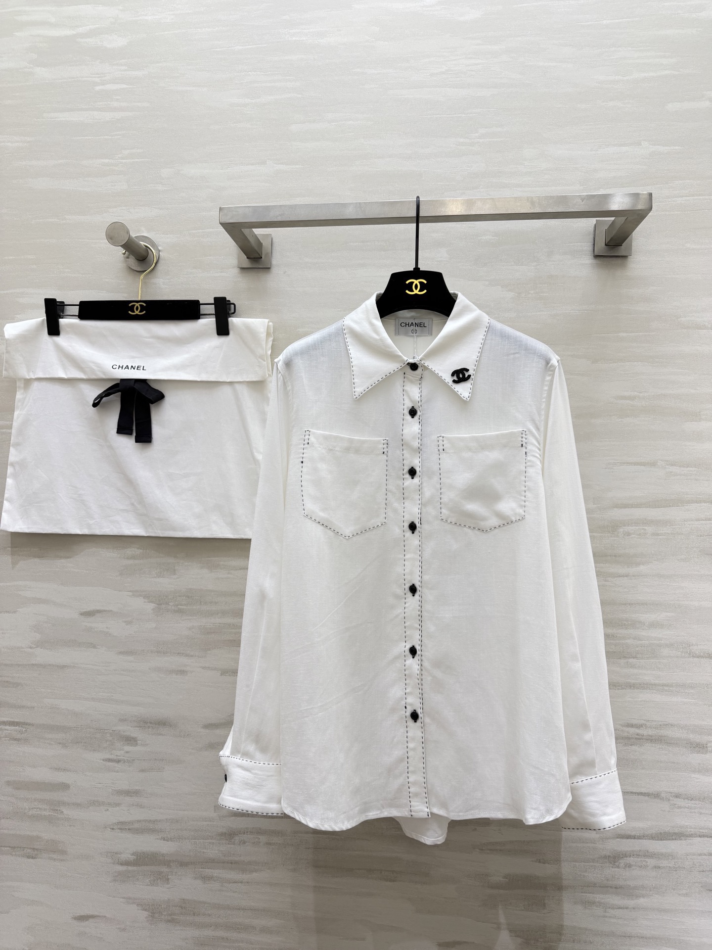 NO:796454,#Chane spring and summer new style top-stitched white shirt, advanced sense of relaxation, built-in advanced filter, classic version with top-stitch details, cotton and linen fabrics are skin-friendly and comfortable, high quality, available now, first size 36/38/40 (shoulder width 39, bust 104, length 68 for size 36),,chanel,19860909#Chane春夏新款 明线白衬衣 高级松弛感 自带的高级滤镜 经典版型撞上明线细节 棉麻面料亲肤舒适 高品质 现货首发size36/38/40（36码肩宽39,胸围104,衣长68）,,chanel,,Women's clothing