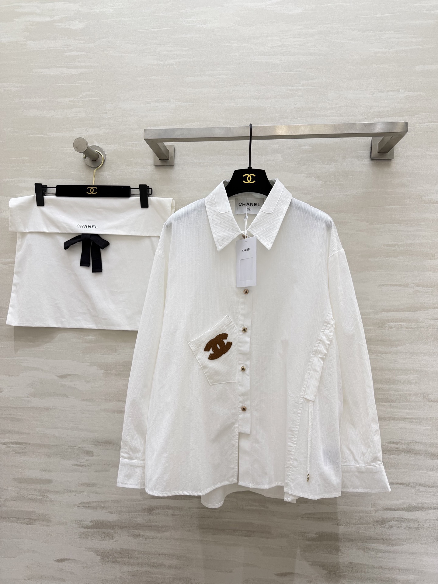 NO:796442,#CHANE white shirt has a relaxed French atmosphere. Double C embroidered pockets + metal buttons. The details are full of elegance. It can be salty or sweet. It is magical when worn alone or layered. You must have a set of 'atmosphere ceiling' in your wardrobe. You know what's in stock ~ high quality size 36/38/40 (shoulder width 50 in size 38, bust 106, length 65),,chanel,19860909#CHANE白衬衣 自带松弛感的法式氛围 双C刺绣口袋+金属纽扣 细节里全是贵气 可盐可甜 单穿叠穿都封神 衣柜里必须有一套的“氛围感天花板” 现货懂的来～高品质 size36/38/40（38码肩宽50,胸围106,衣长65）,,chanel,,Women's clothing