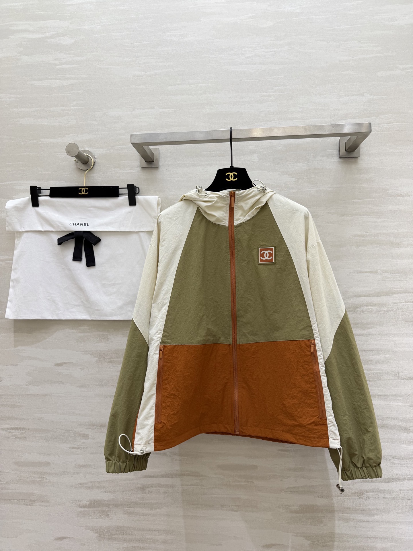 NO:796436,#Chane's new color-blocked hooded jacket, olive green and caramel brown, spring limited color, lightweight fabric, loose fit, not picky, high quality customization, ready for sale, sizes S/M/L (shoulder width 53, bust 110, length 59), chanel, jackets & coats, hats,19860909#Chane新款 拼色连帽外套  橄榄绿拼焦糖棕,春日限定配色 轻量化面料,宽松版型不挑人 高品质定制 现货首发sizeS/M/L（M码肩宽53,胸围110,衣长59）,,chanel,jackets & coats,hats,,Women's clothing