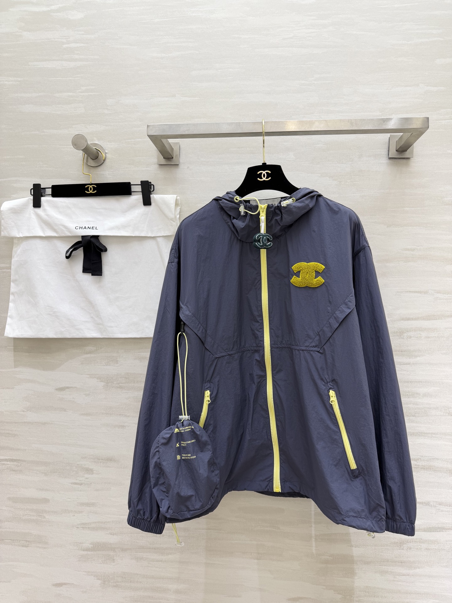 NO:796458,CHANE sun protection hooded jacket. Lightweight and breathable fabric, sun protection and windproof. Iconic towel embroidered with double C logo, low-key and elegant. Contrast color zipper + drawstring details, full of functionality. Delivery and storage bag. White/purple blue. Available in two colors. Loose fit is not flattering on your figure. Can be worn for commuting/camping/traveling. Practicality and appearance coexist. High quality.  Available in stock now: size 36/38/40 (36 shoulder width: 53, bust 118, length 65), chanel, jackets & coats, hats,19860909CHANE 防晒连帽外套衣 轻薄透气面料,防晒又防风 标志性毛巾绣双C logo,低调显贵 撞色拉链+抽绳细节,机能感拉满 配送收纳小包 白/紫蓝色 两色可选,宽松版型不挑身材 通勤/露营/出游都能穿,实用性与颜值并存 高品质 现货首发size36/38/40（36肩宽:53,胸围118,衣长65）,,chanel,jackets & coats,hats,,Women's clothing