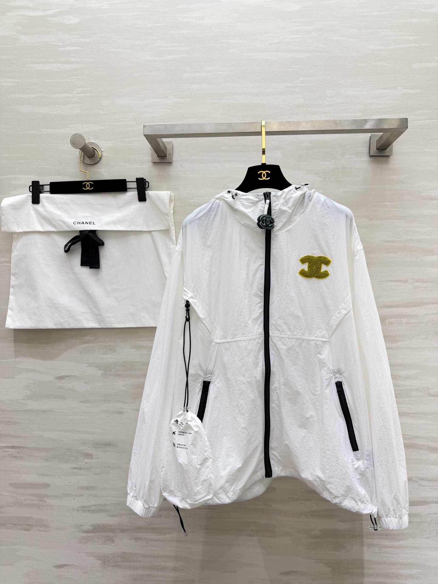 NO:796452,CHANE sun protection hooded jacket. Lightweight and breathable fabric, sun protection and windproof. Iconic towel embroidered with double C logo, low-key and elegant. Contrast color zipper + drawstring details, full of functionality. Delivery and storage bag. White/purple blue. Available in two colors. Loose fit is not flattering on your figure. Can be worn for commuting/camping/traveling. Practicality and appearance coexist. High quality.  Available in stock now: size 36/38/40 (36 shoulder width: 53, bust 118, length 65), chanel, jackets & coats, hats,19860909CHANE 防晒连帽外套衣 轻薄透气面料,防晒又防风 标志性毛巾绣双C logo,低调显贵 撞色拉链+抽绳细节,机能感拉满 配送收纳小包 白/紫蓝色 两色可选,宽松版型不挑身材 通勤/露营/出游都能穿,实用性与颜值并存 高品质 现货首发size36/38/40（36肩宽:53,胸围118,衣长65）,,chanel,jackets & coats,hats,,Women's clothing