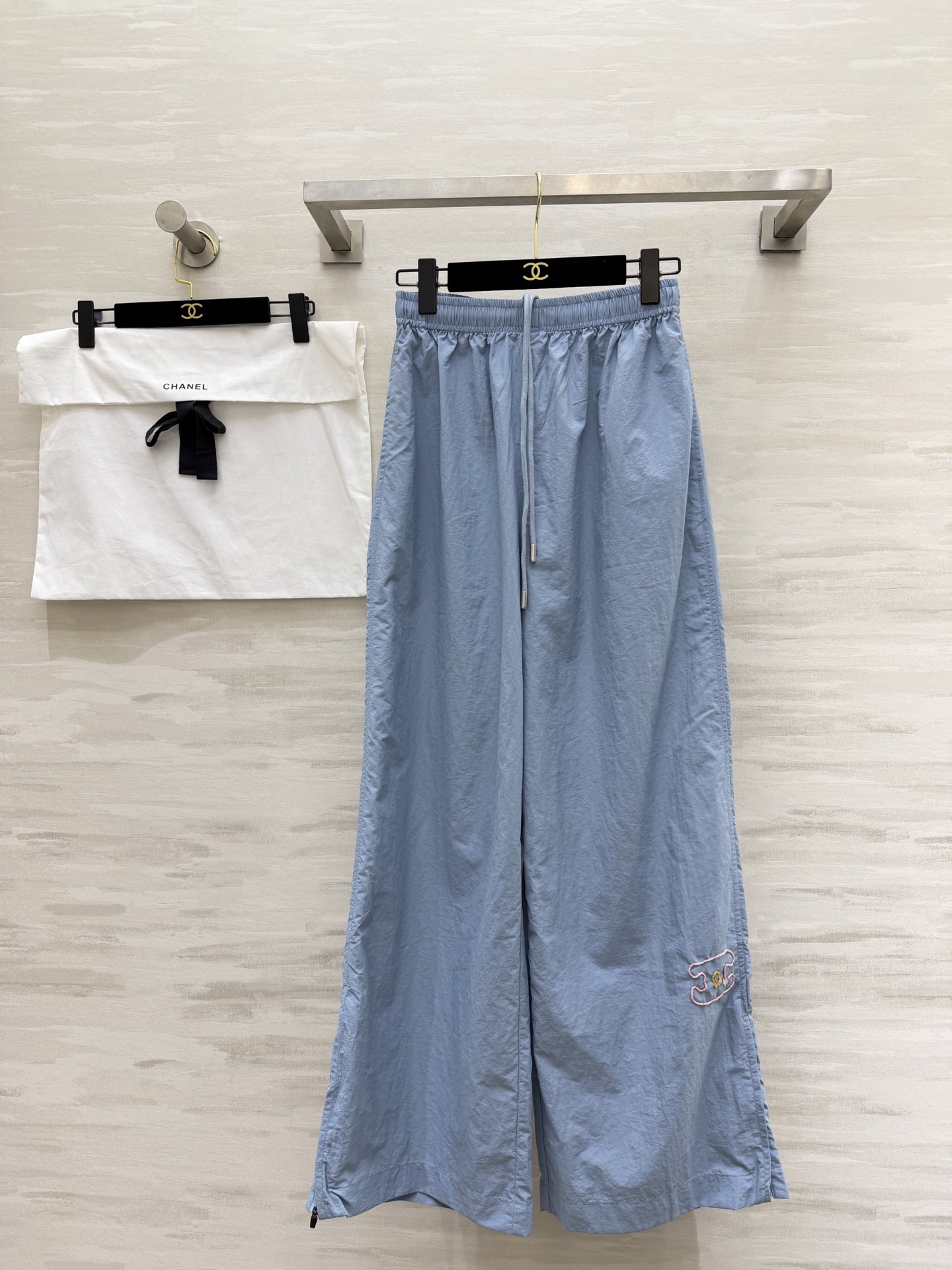 NO:796446,CHANE Functional style wide-leg pants | A must-have item for spring and summer. Lightweight and quick-drying fabric, light and burden-free. Elastic drawstring waistband, which does not tighten the belly but also shows a slim waist. Zipper design on the trouser legs, walking with wind and showing long legs. Embroidered double C embellishment, low-key and noble without being exaggerated. Light blue is fresh, navy blue is calm!  It guarantees your comfort and fashion throughout the spring and summer. Close your eyes and enter. High-quality ready-made first size 36/38/40 (size 36 elastic waist 66, pants length 104),,chanel,19860909CHANE 机能风阔腿裤｜春夏刚需单品 轻量化速干面料,轻盈无负担 松紧抽绳腰头,不勒肚还显腰细 裤脚拉链设计,走路带风超显腿长 刺绣双C点缀,低调显贵不浮夸 浅蓝清新、藏蓝沉稳！ 承包你整个春夏的舒适与时髦,闭眼入 高品质 现货首发size36/38/40（36码弹力腰围66,裤长104）,,chanel,,Women's clothing