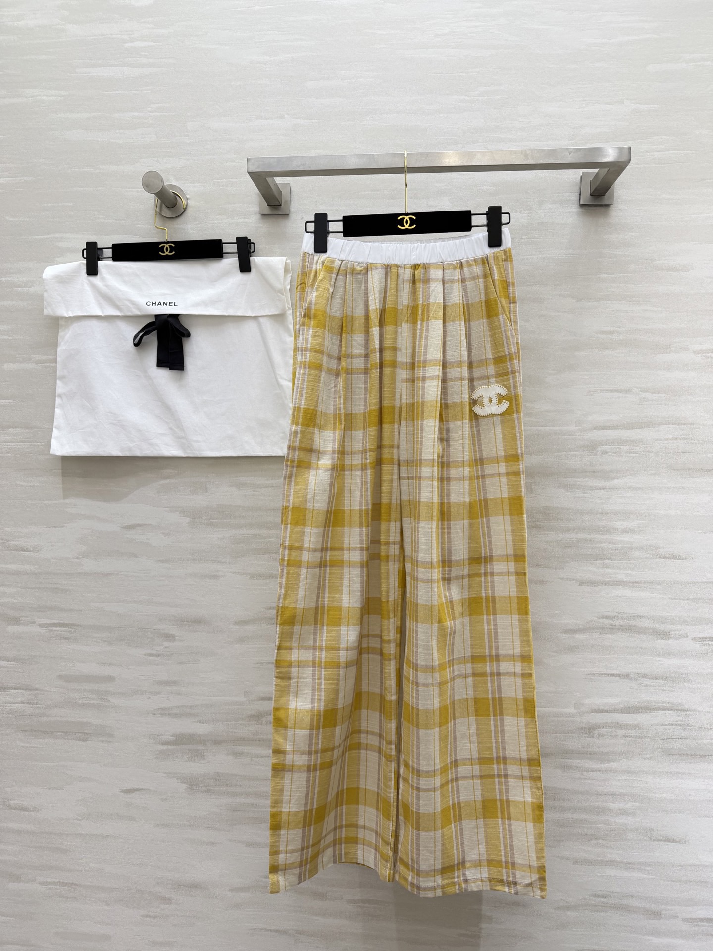 NO:796440,CHANE yellow plaid wide-leg pants｜Wear the sun on your body. Elastic waist + plaid texture, comfortable and long legs. Double C embroidery, low-key and elegant. Linen texture. The atmosphere directly fills the air. High quality. Available in stock for the first time. Size 36/38/40 (size 36, waist 66, trouser length 103),,chanel,19860909CHANE黄格阔腿裤｜把阳光穿在身上 松紧腰+格纹肌理,舒服又显腿长 双C刺绣,低调显贵气 亚麻质地 氛围感直接拉满 高品质 现货首发size36/38/40（36码腰围66,裤长103）,,chanel,,Women's clothing