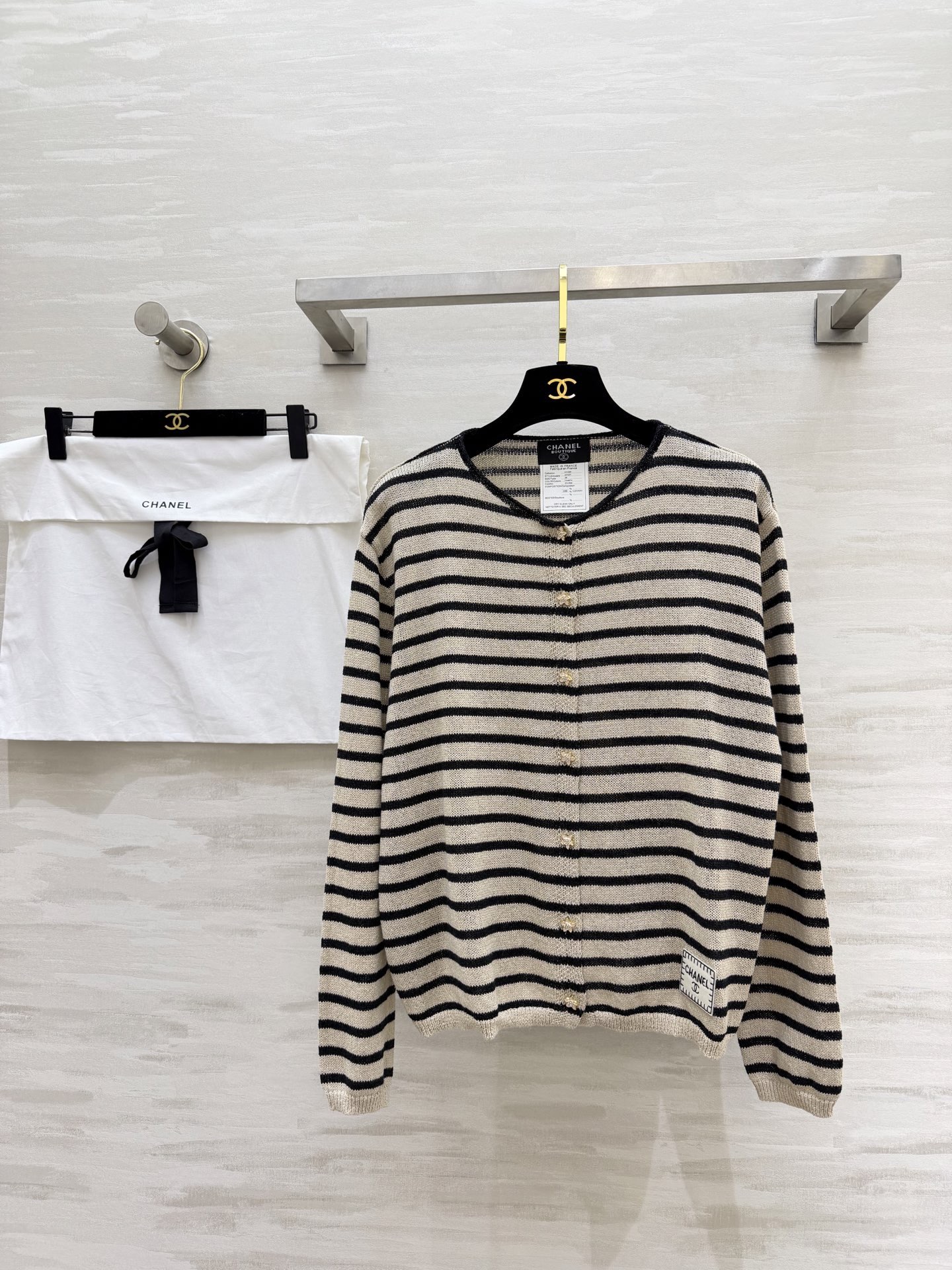NO:796434,#Chane striped knitted cardigan. The classic sea soul stripes will never go out of style. The gold and silver blended fabric has a fine shimmer. Round neck + customized double C button design. It is gentle and noble. The double C cloth label on the hem is a low-key finishing touch. It is very stylish when layered and worn alone. It is easy to achieve French relaxation!  High-quality customization, available in stock, size 36/38/40 (size 38, shoulder width 46, chest 106, length 57),,chanel,19860909#Chane条纹针织开衫 经典海魂条纹永不过时 金银丝混纺面料自带细闪光泽 圆领+定制双C扣设计 温柔又显贵 下摆双C布标低调点睛 叠穿单穿都很有腔调 轻松拿捏法式松弛感！高品质定制 现货首发size36/38/40（38码肩宽46,胸围106,衣长57）,,chanel,,Women's clothing