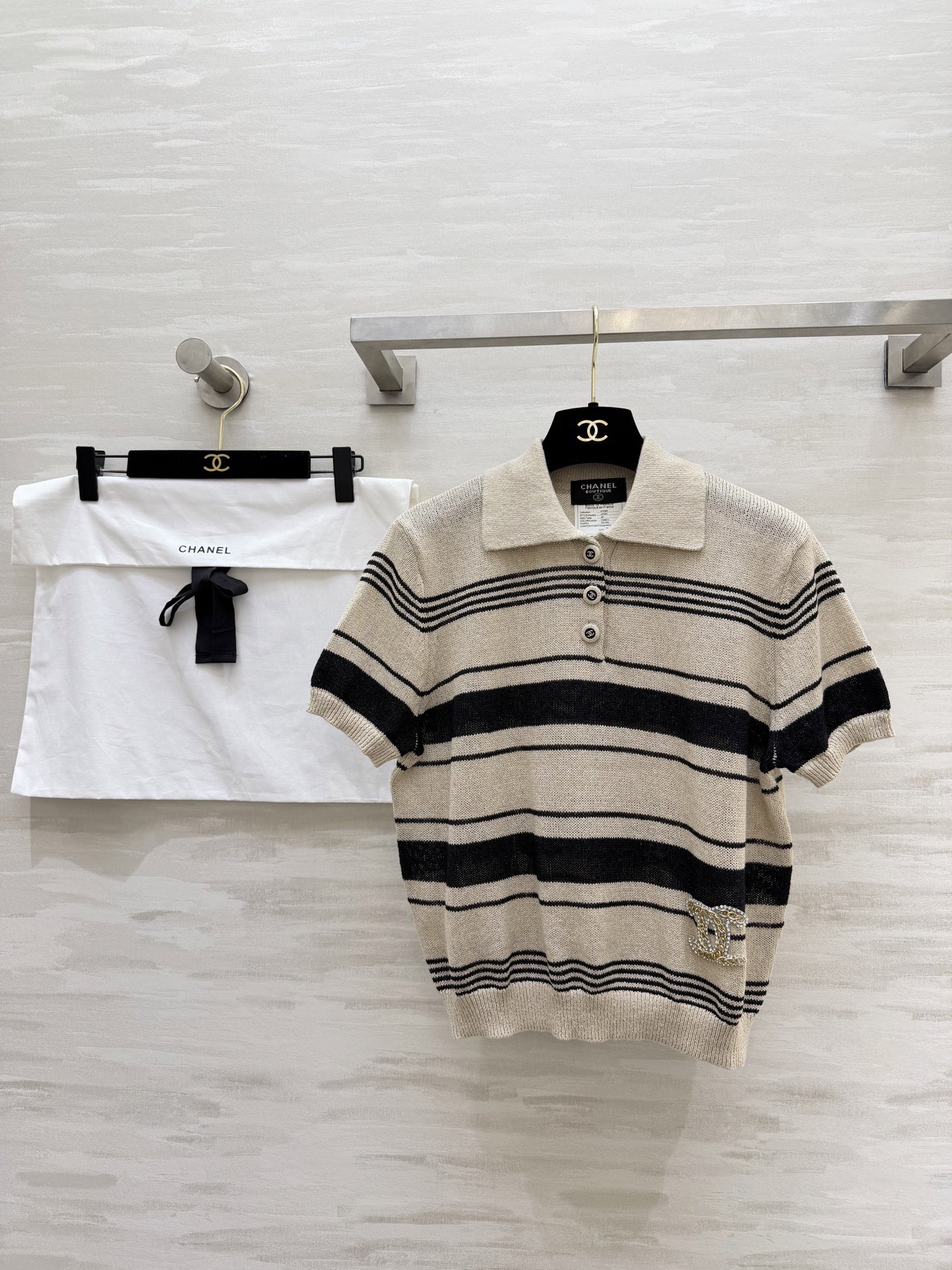 NO:796427,#Chane mid-century style striped Polo sweater, classic lapel + contrasting stripe design, gold and silver blended fabric with fine sparkle, rhinestone double C Logo, low-key and noble, short-sleeved version, refreshing and breathable, just needed for spring and summer. It is very stylish when layered and worn alone. Easily capture the old money style atmosphere. High-quality customization  Available in stock now: size 36/38/40 (size 36, shoulder width 39, bust 98, length 50), chanel, T-shirt,19860909#Chane中古风条纹Polo针织衫 经典翻领+撞色条纹设计 金银丝混纺面料自带细闪光泽 水钻双C Logo低调显贵 短袖版型清爽透气,来春夏刚需 叠穿单穿都很有腔调 轻松拿捏老钱风氛围感 高品质定制 现货首发size36/38/40（36码肩宽39,胸围98,衣长50）,,chanel,T-shirt,,Women's clothing