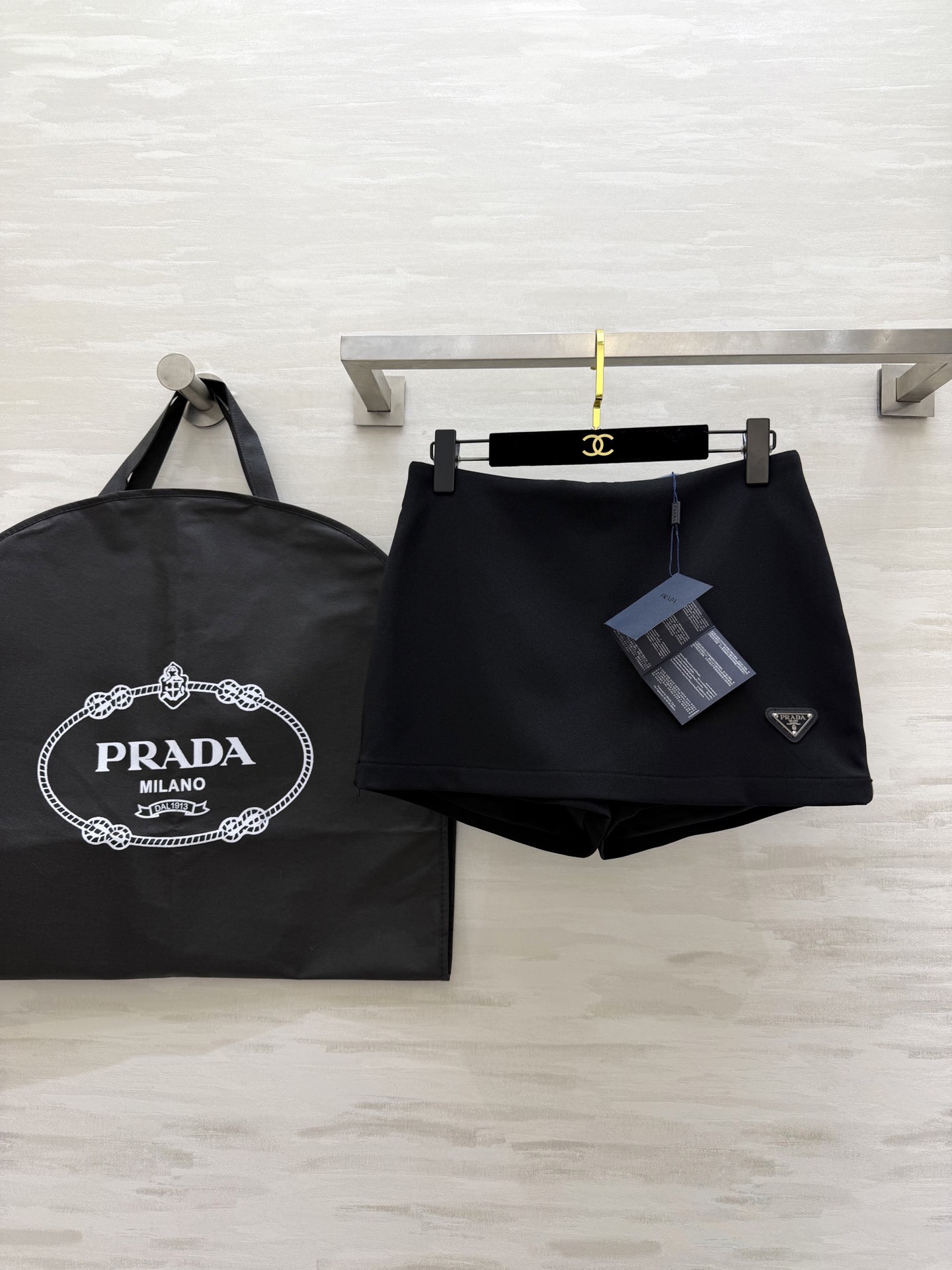 NO:796421,#Prad new culottes, playful and fashionable, anti-exposure safety pants design inside, three-dimensional tailoring, high-quality customization, available in stock first size S/M/L/XL (M size waist 72, hip 96, length 30),, prada, skirts,19860909#Prad新款裤裙 俏皮时髦 内里防走光安全裤设计 立体剪裁版型 高品质定制 现货首发sizeS/M/L/XL（M码腰围72,臀围96,衣长30）,,prada,skirts,,Women's clothing