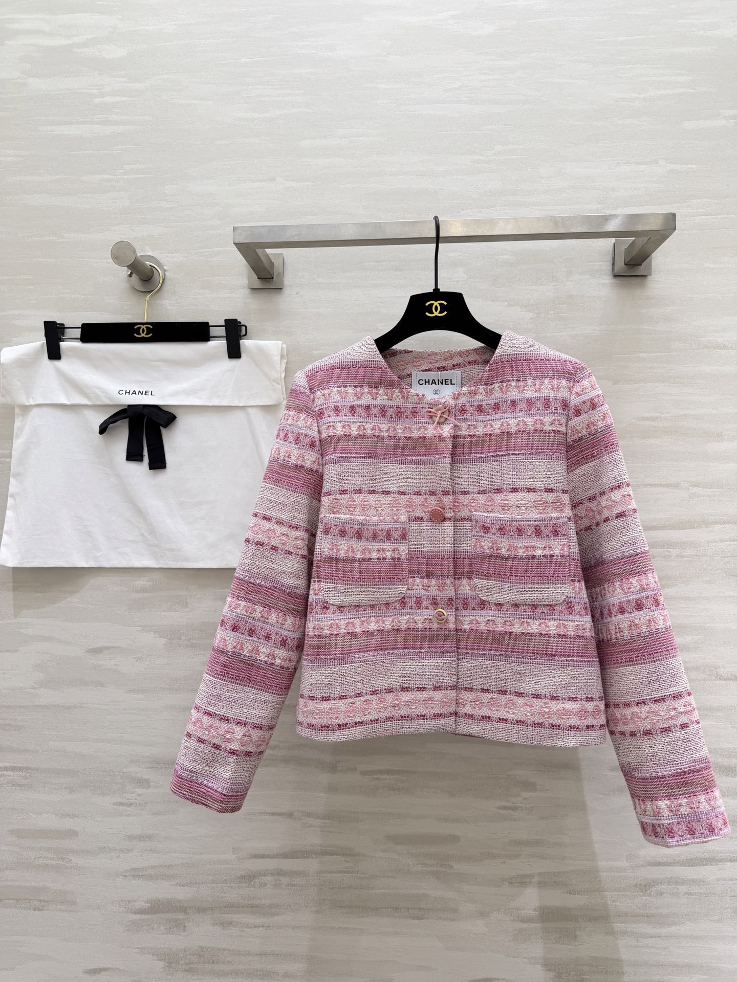 NO:796417,#Chane gentle and delicate style woven tweed jacket, soft pink tone, cool blue tone, tweed texture with a sense of luxury, classic fragrance that will never go out of style, a gentle texture that will catch your heart at first glance, high-quality customization, available now, size 36/38/40 (shoulder width 37, bust 94, length 54), chanel, jackets & coats,19860909#Chane温柔精致风 编织花呢外套 粉调温柔 蓝调清冷 粗花呢肌理自带高级感 经典香风永不过时 是一眼就心动的温柔质感高品质定制 现货首发size36/38/40（36码肩宽37,胸围94,衣长54）,,chanel,jackets & coats,,Women's clothing