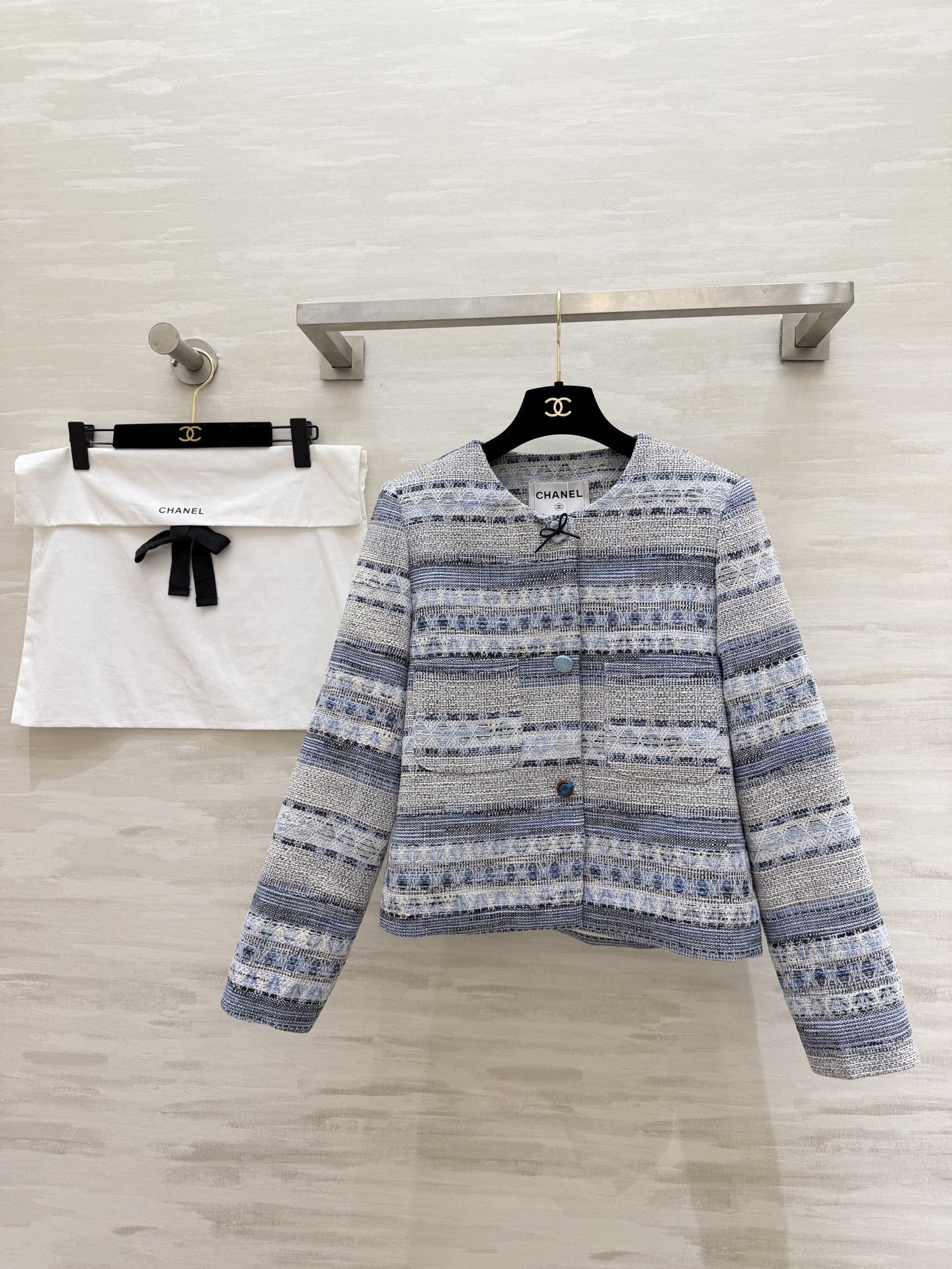 NO:796432,#Chane gentle and delicate style woven tweed jacket, soft pink tone, cool blue tone, tweed texture with a sense of luxury, classic fragrance that will never go out of style, a gentle texture that will catch your heart at first glance, high-quality customization, available now, size 36/38/40 (shoulder width 37, bust 94, length 54), chanel, jackets & coats,19860909#Chane温柔精致风 编织花呢外套 粉调温柔 蓝调清冷 粗花呢肌理自带高级感 经典香风永不过时 是一眼就心动的温柔质感高品质定制 现货首发size36/38/40（36码肩宽37,胸围94,衣长54）,,chanel,jackets & coats,,Women's clothing