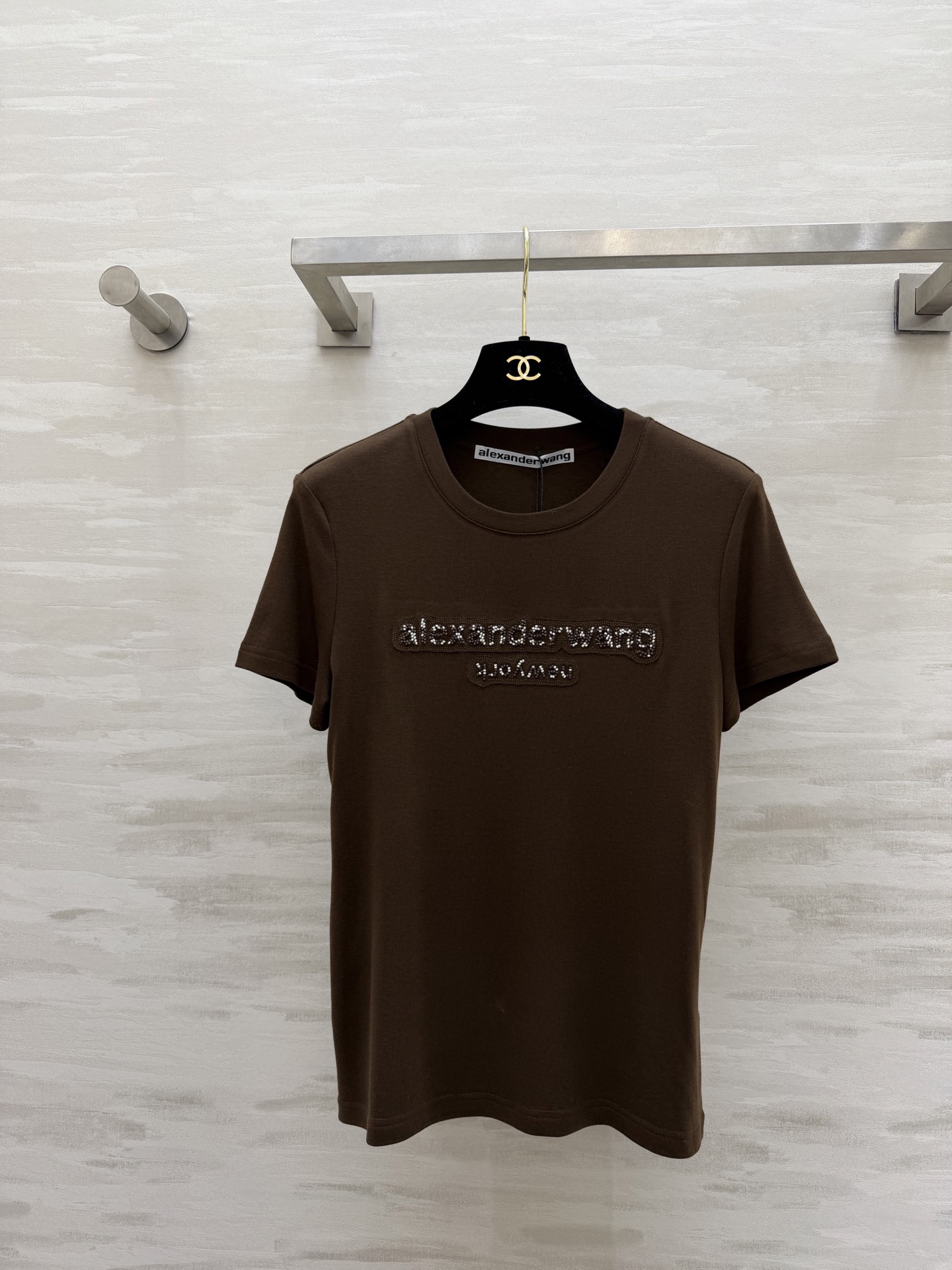 NO:796414,#AlexanderWang's new spring and summer logo heavy industry beading short-sleeved T-shirt. The heavy industry beading logo on the chest is super recognizable!  Wool cotton mixed with elastic spandex, skin-friendly and comfortable, slim fit, easy to control in daily or street style, high-quality customization, available in stock first size S/M/L (S size shoulder width 37, bust 86, length 59), T-shirt, tees, t-shirt,19860909#Alexander Wang春夏新款 logo重工钉珠短袖T恤 胸前重工钉珠Logo超有辨识度！羊毛棉混弹力氨纶 亲肤又舒适 修身版型 日常或街头风都能轻松驾驭 高品质定制 现货首发sizeS/M/L（s码肩宽37,胸围86,衣长59）,,T-shirt,tees，t-shirt,,Women's clothing