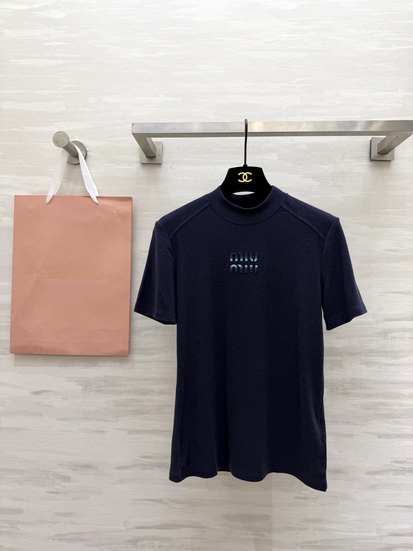 NO:778220,#Miumi new spring and summer logo heavy industry embroidery short-sleeved T-shirt. The heavy industry logo embroidery on the chest is super recognizable!  Wool cotton mixed with elastic spandex, skin-friendly and comfortable, slim fit, easy to control in daily or street style, high-quality customization, available in stock first size S/M/L (S size shoulder width 37, bust 86, length 59), Miumiu-clothing, miumiu, T-shirt, tees, t-shirt,19860909#Miumi春夏新款 logo重工刺绣短袖T恤 胸前重工Logo刺绣超有辨识度！羊毛棉混弹力氨纶 亲肤又舒适 修身版型 日常或街头风都能轻松驾驭 高品质定制 现货首发sizeS/M/L（s码肩宽37,胸围86,衣长59）,缪缪-服装,miumiu,T-shirt,tees，t-shirt,,Women's clothing