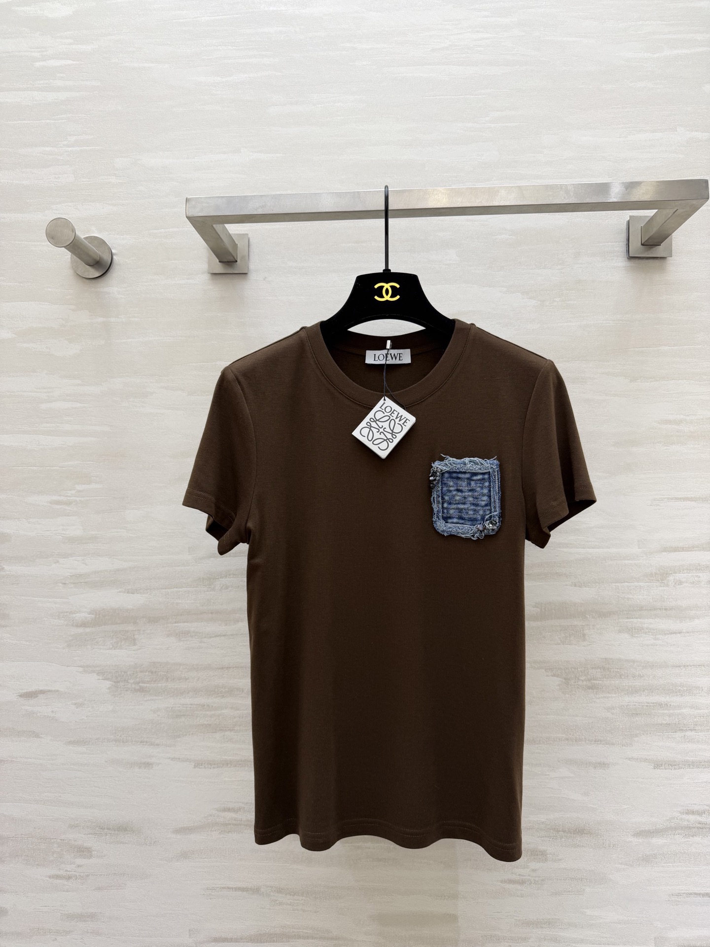NO:796410,#Loew's new spring and summer style pocket denim beaded short-sleeved T-shirt with heavy beading on the chest is super recognizable!  Wool cotton mixed with elastic spandex, skin-friendly and comfortable, slim fit, easy to control in daily or street style, high quality customization, available in stock first size S/M/L (S size shoulder width 37, bust 86, length 59), loewe, T-shirt, tees, t-shirt,19860909#Loew春夏新款 口袋牛仔布钉珠短袖T恤 胸前重工钉珠超有辨识度！羊毛棉混弹力氨纶 亲肤又舒适 修身版型 日常或街头风都能轻松驾驭 高品质定制 现货首发sizeS/M/L（s码肩宽37,胸围86,衣长59）,,loewe,T-shirt,tees，t-shirt,,Women's clothing