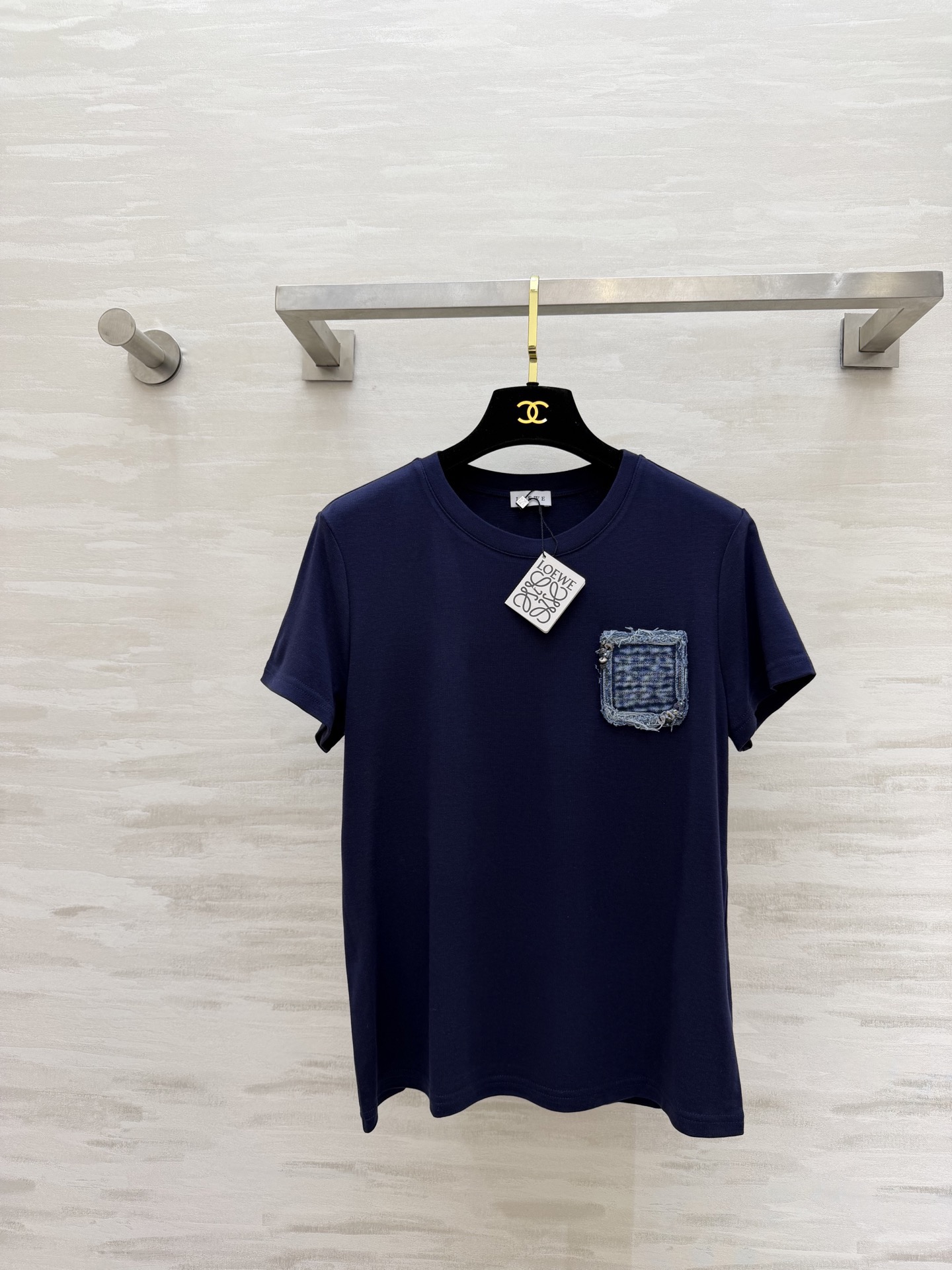 NO:778223,#Loew's new spring and summer style pocket denim beaded short-sleeved T-shirt with heavy beading on the chest is super recognizable!  Wool cotton mixed with elastic spandex, skin-friendly and comfortable, slim fit, easy to control in daily or street style, high-quality customization, available in stock first size S/M/L (S size shoulder width 37, bust 86, length 59), Dior-clothing, dior, loewe, T-shirt, tees, t-shirt,19860909#Loew春夏新款 口袋牛仔布钉珠短袖T恤 胸前重工钉珠超有辨识度！羊毛棉混弹力氨纶 亲肤又舒适 修身版型 日常或街头风都能轻松驾驭 高品质定制 现货首发sizeS/M/L（s码肩宽37,胸围86,衣长59）,迪奥-服装,dior,loewe,T-shirt,tees，t-shirt,,Women's clothing