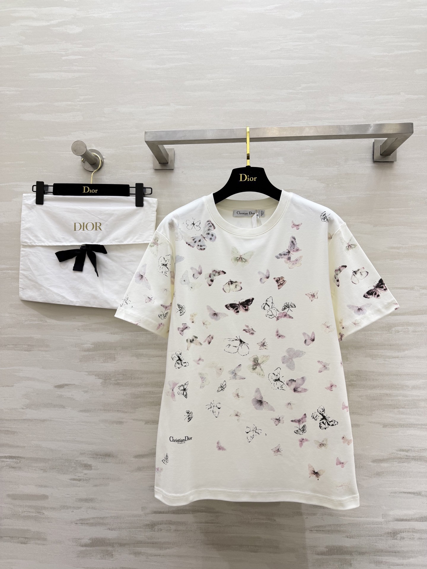 NO:778227,#Dio's new spring and summer butterfly print T-shirt is made of soft cotton fabric, breathable and comfortable, perfect for summer!  The white background with butterfly print is fresh and elegant, full of natural flavor, and has a loose fit that can be easily worn for daily leisure or vacation!  It goes great with jeans and short skirts!  The logo details are full of brand sense, a must-have and versatile item for your summer wardrobe!  High-quality customization, available in stock first size S/M/L (S size shoulder width 44, bust 98, length 67), Dior-clothing, dior, dior, skirts, jeans, tees, t-shirt,19860909#Dio春夏新款 蝴蝶印花T恤 选用柔软纯棉面料透气舒适 夏天穿超合适！白色底色配蝴蝶印花清新又优雅 满满自然气息 宽松版型 日常休闲或度假都能轻松驾驭！搭配牛仔裤、短裙都很出彩！logo标志细节 品牌感十足 夏日衣橱必备百搭单品！高品质定制 现货首发sizeS/M/L（S码肩宽44,胸围98,衣长67）,迪奥-服装,dior,dior,skirts,jeans,tees，t-shirt,,Women's clothing