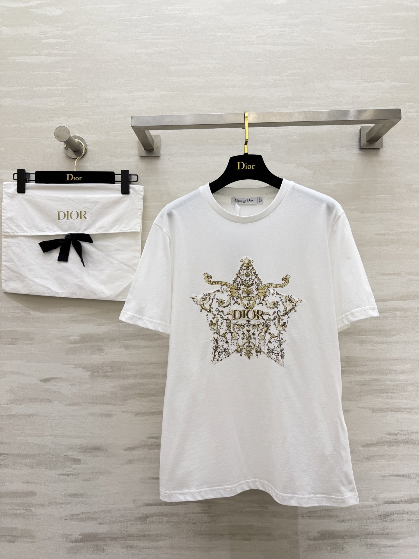 NO:796405,#Dio Spring and Summer New Heavy Embroidery Printed T-shirt. The golden badge pattern on the chest is super recognizable. It combines brand logo and baroque elements. It is full of luxury. High-quality cotton material. It is comfortable and breathable to wear. It is OK for daily outings or concave shapes!  Heavy-duty sequined beading embroidery, high quality, available in stock first size S/M/L (S size shoulder width 42, bust 98, length 69), dior, tees, t-shirt,19860909#Dio春夏新款 重工刺绣印花T恤 胸前金色徽章图案超有辨识度 融合品牌标志和巴洛克元素 奢华感满满 高品质棉料 穿着舒适透气 日常出街或凹造型都很OK！重工珠片钉珠刺绣高品质 现货首发sizeS/M/L（s码肩宽42,胸围98,衣长69）,,dior,tees，t-shirt,,Women's clothing