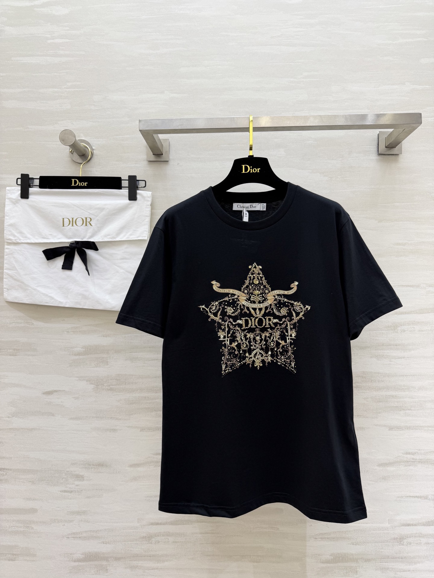NO:778233,#Dio Spring and Summer New Heavy Embroidery Printed T-shirt. The golden badge pattern on the chest is super recognizable. It combines brand logo and baroque elements. It is full of luxury. High-quality cotton material. It is comfortable and breathable to wear. It is OK for daily outings or concave shapes!  Heavy-duty sequin beading embroidery, high quality, available now, size S/M/L (S size shoulder width 42, bust 98, length 69), Dior-clothing, dior, dior, tees, t-shirt,19860909#Dio春夏新款 重工刺绣印花T恤 胸前金色徽章图案超有辨识度 融合品牌标志和巴洛克元素 奢华感满满 高品质棉料 穿着舒适透气 日常出街或凹造型都很OK！重工珠片钉珠刺绣高品质 现货首发sizeS/M/L（s码肩宽42,胸围98,衣长69）,迪奥-服装,dior,dior,tees，t-shirt,,Women's clothing