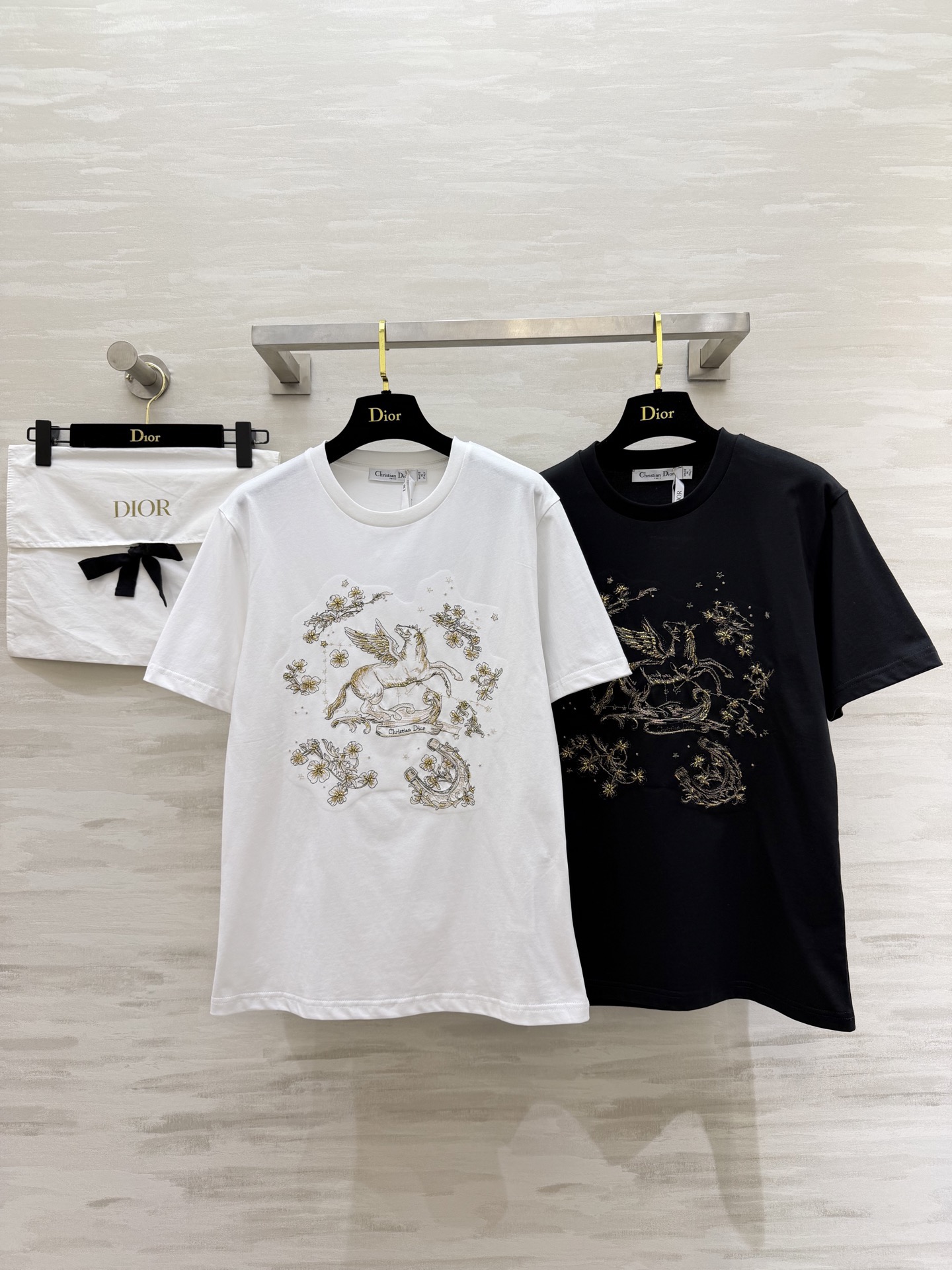 NO:796401,#Dio's new spring and summer Pegasus embroidered beaded T-shirt is made of high-quality cotton, soft and breathable, super comfortable to wear in summer!  Pegasus pattern on the front, hand-embroidered with exquisite details and full of artistic sense. The round neck design is simple and versatile!  It can be easily worn with jeans and short skirts!  It’s OK for everyday or light luxury occasions!  Pegasus symbolizes freedom and strength. Wearing it makes you feel confident and fashionable. High-quality customization. Available in stock first size S/M/L (S size shoulder width 42, bust 94, length 67), dior, skirts, jeans, tees, t-shirt,19860909#Dio春夏新款 飞马刺绣钉珠T恤 选用高品质棉料柔软透气 夏天穿超舒服！正面飞马图案 纯手工刺绣细节精致 艺术感满满 圆领设计简约百搭！牛仔裤、短裙都能轻松驾驭！日常或轻奢场合都OK！飞马象征自由与力量,穿上就是自信时髦本人高品质定制 现货首发sizeS/M/L（s码肩宽42,胸围94,衣长67）,,dior,skirts,jeans,tees，t-shirt,,Women's clothing