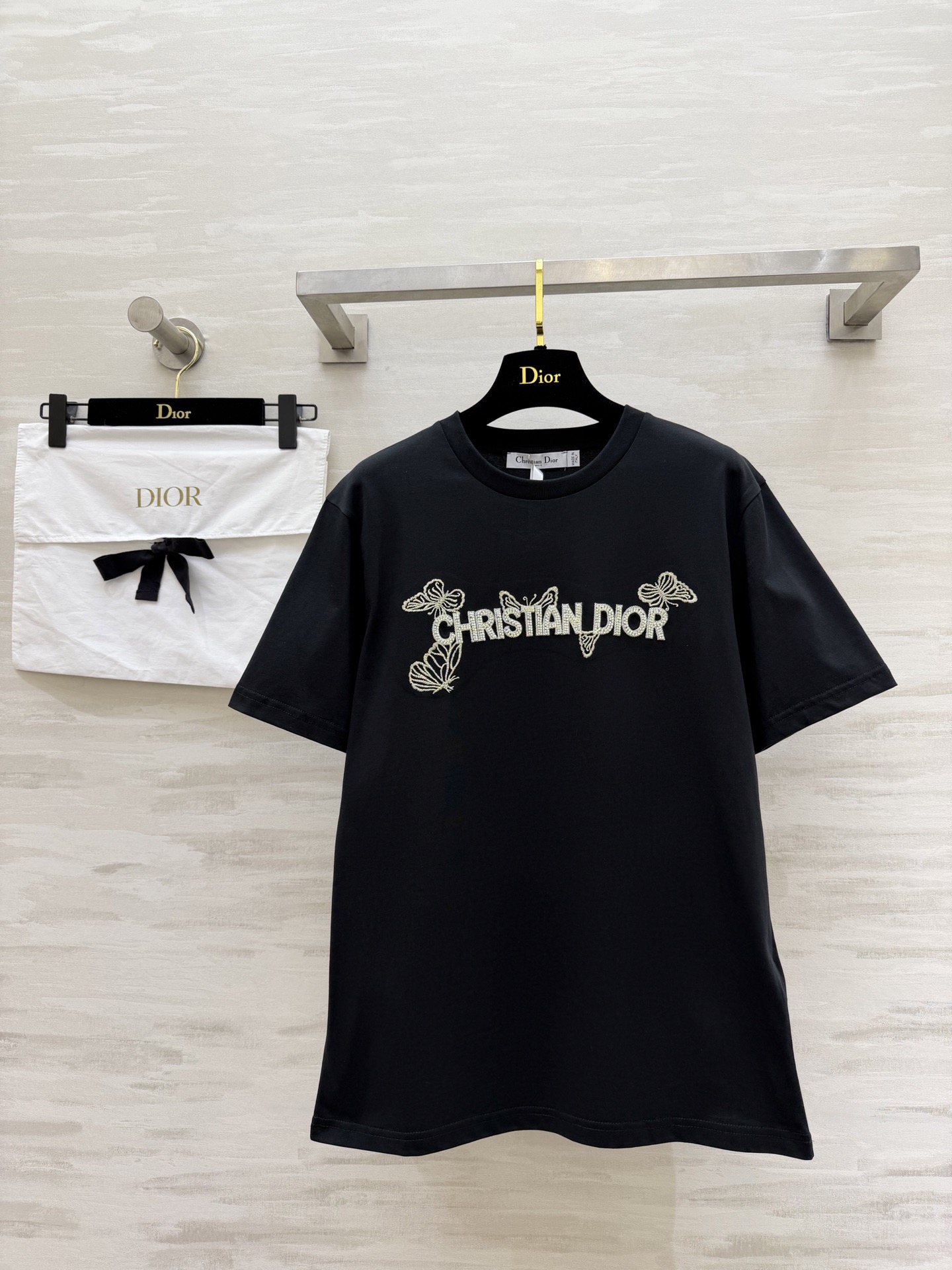 NO:778201,#DIO Spring and Summer New Style Butterfly Heavy Embroidery Letter Logo Beading Short Sleeve T-shirt Full of Exquisite Craftsmanship Pure Cotton Texture Skin-Friendly and Comfortable High-Quality Customization Available in stock first size S/M/L (S size shoulder width 43, bust 96, length 69), Dior-clothing, dior, dior, T-shirt, tees, t-shirt,19860909#DIO春夏新款 蝴蝶重工刺绣 字母logo钉珠短袖T恤 满满精致工艺感 纯棉质地亲肤舒适 高品质定制 现货首发sizeS/M/L（s码肩宽43,胸围96,衣长69）,迪奥-服装,dior,dior,T-shirt,tees，t-shirt,,Women's clothing