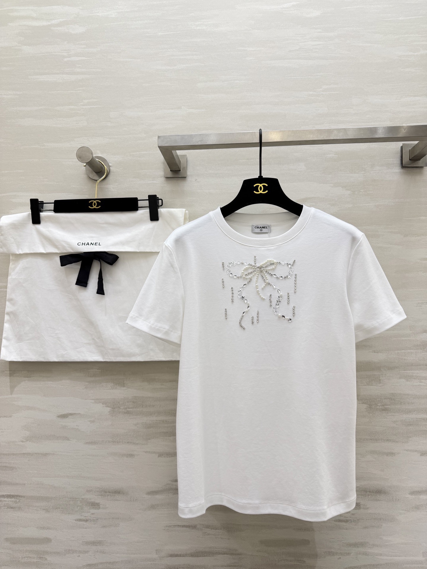 NO:796397,#Chane spring and summer new heavy industry bow beaded short-sleeved T-shirt, high quality customization, ready for sale, size 36/38/40 (36 size shoulder width 40, chest 90, length 60),,chanel,T-shirt,tees,t-shirt,19860909#Chane春夏新款 重工蝴蝶结钉珠短袖T恤 高品质定制 现货首发size36/38/40（36码肩宽40,胸围90,衣长60）,,chanel,T-shirt,tees，t-shirt,,Women's clothing
