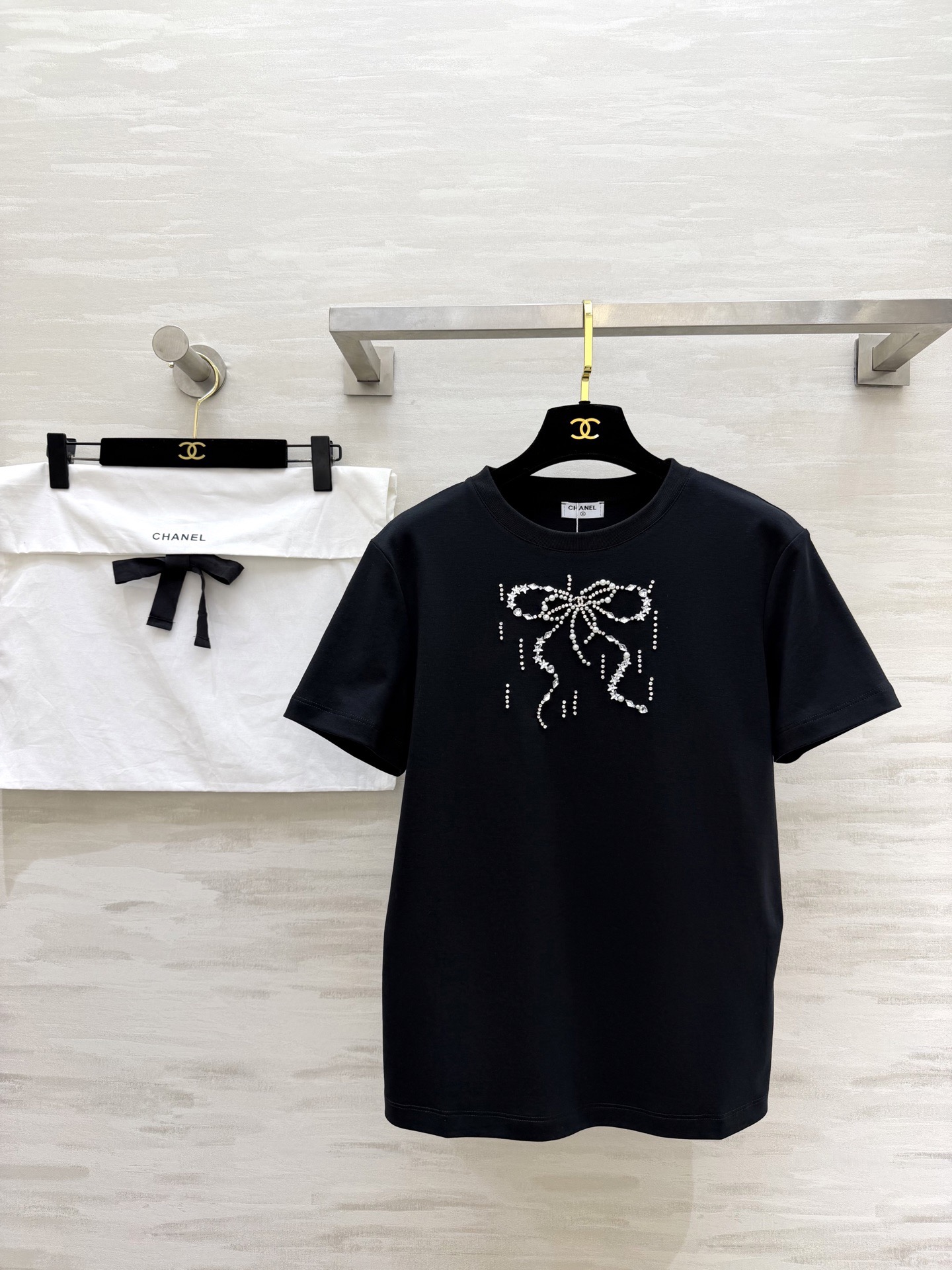 NO:778206,#Chane Spring and Summer New Heavy Industry Bow Beaded Short-Sleeved T-shirt High Quality Customized Available in stock first size 36/38/40 (36 size shoulder width 40, bust 90, length 60), Chanel-clothing, chanel, chanel, T-shirt, tees, t-shirt,19860909#Chane春夏新款 重工蝴蝶结钉珠短袖T恤 高品质定制 现货首发size36/38/40（36码肩宽40,胸围90,衣长60）,香奈儿-服装,chanel,chanel,T-shirt,tees，t-shirt,,Women's clothing