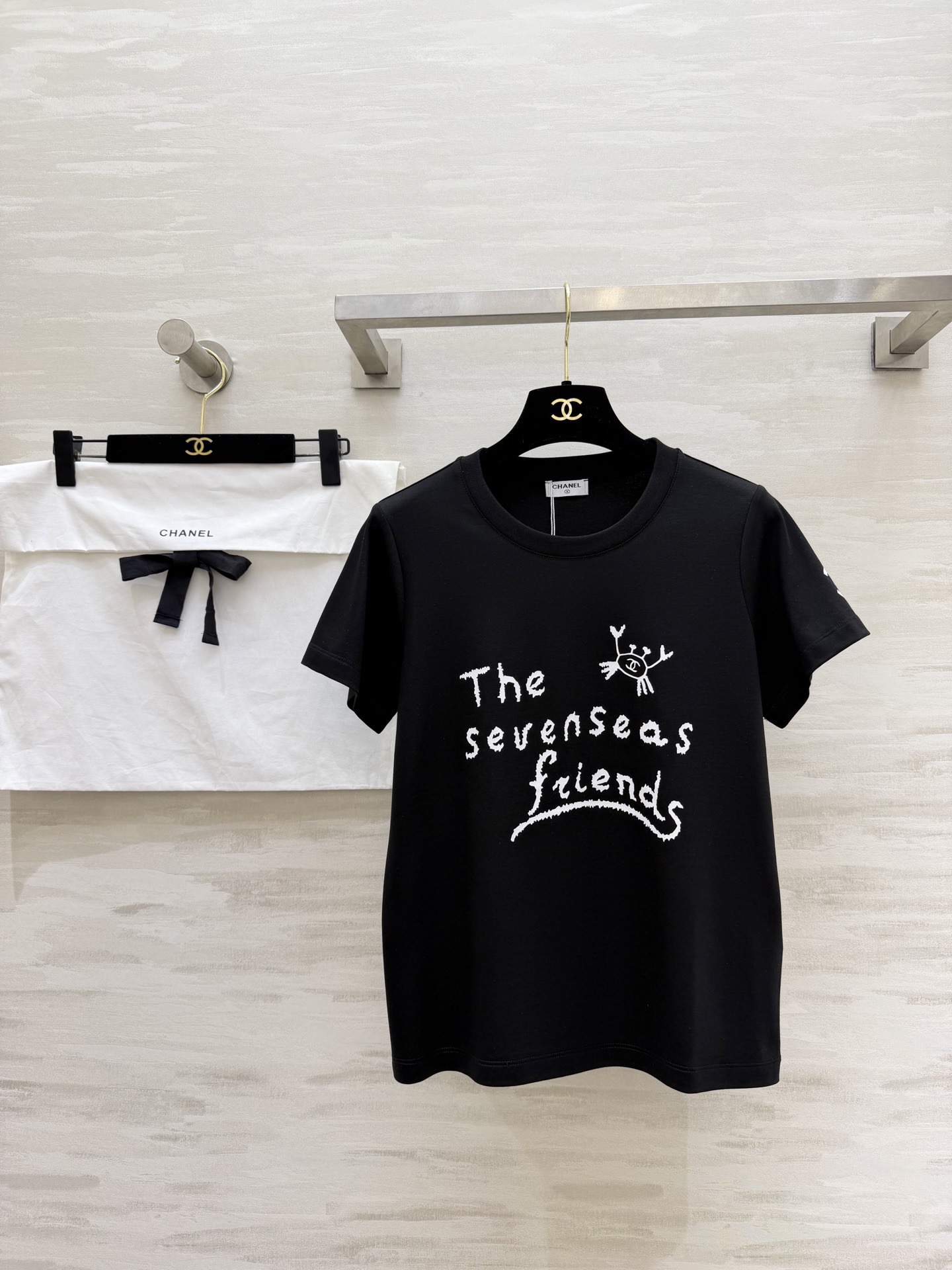 NO:778211,Chane spring and summer new letter T-shirt｜Wear the artistic sense on the body 'The sevenseas friends' letters + childlike small patterns to break the monotony and bring a sense of relaxation. High-count cotton is skin-friendly and breathable. High-quality customization. Available in stock first size 36/38/40 (shoulder width 35, bust 88, length 56), Chanel - clothing, chanel, chanel, tees, t-shirt,19860909Chane春夏新款 字母T恤｜把艺术感穿在身上「The sevenseas friends」字母+童趣小图案 打破单调 自带松弛感 高支棉亲肤透气 高品质定制 现货首发size36/38/40（36码肩宽35,胸围88,衣长56）,香奈儿-服装,chanel,chanel,tees，t-shirt,,Women's clothing