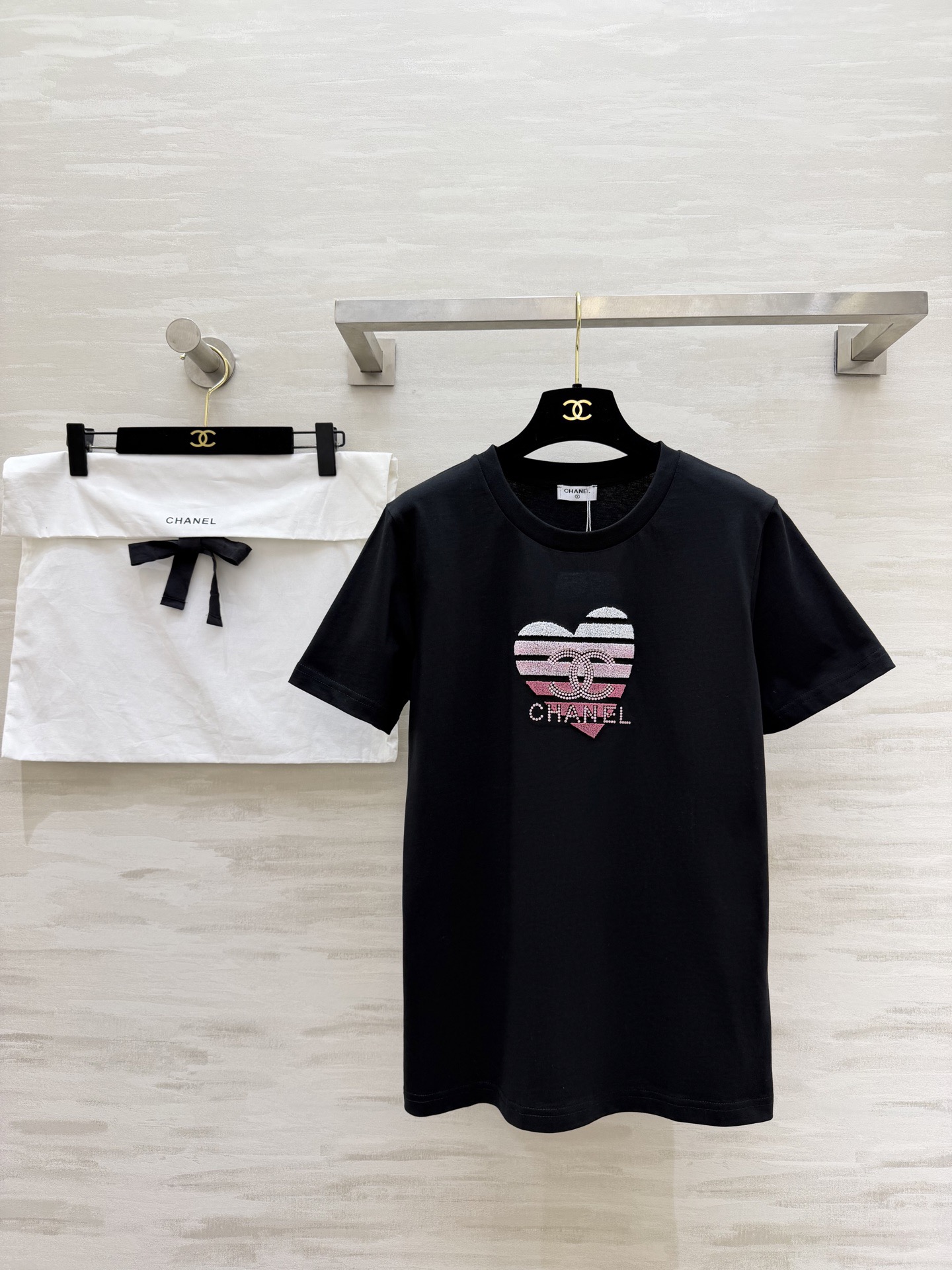 NO:778226,#Chane is limited to spring and summer. Heavy craftsmanship letter logo soft velvet three-dimensional embroidery love print. Sweet and cool feeling directly fills the eyes. Soft fufu high-count cotton is breathable and skin-friendly. Paired with pleated skirt, it is a sweet girl. Paired with jeans, it instantly becomes a girly one. Unlock N styles. It is just needed in summer. Heavy craftsmanship three-dimensional embroidery is exquisite and advanced. High-quality customization.  Available now, size 36/38/40 (size 36, shoulder width 39, bust 90, length 65), Chanel-clothing, chanel, chanel, skirts, jeans,19860909#Chane春夏限定 重工艺字母logo柔绒立体绣爱心印花 甜酷感直接拉满 软fufu的高支棉透气又亲肤 配百褶裙是甜妹 搭牛仔裤又秒变拽姐一件解锁N种风格 夏天刚需款重工艺立体绣精致高级 高品质定制 现货首发size36/38/40（36码肩宽39,胸围90,衣长65）,香奈儿-服装,chanel,chanel,skirts,jeans,,Women's clothing