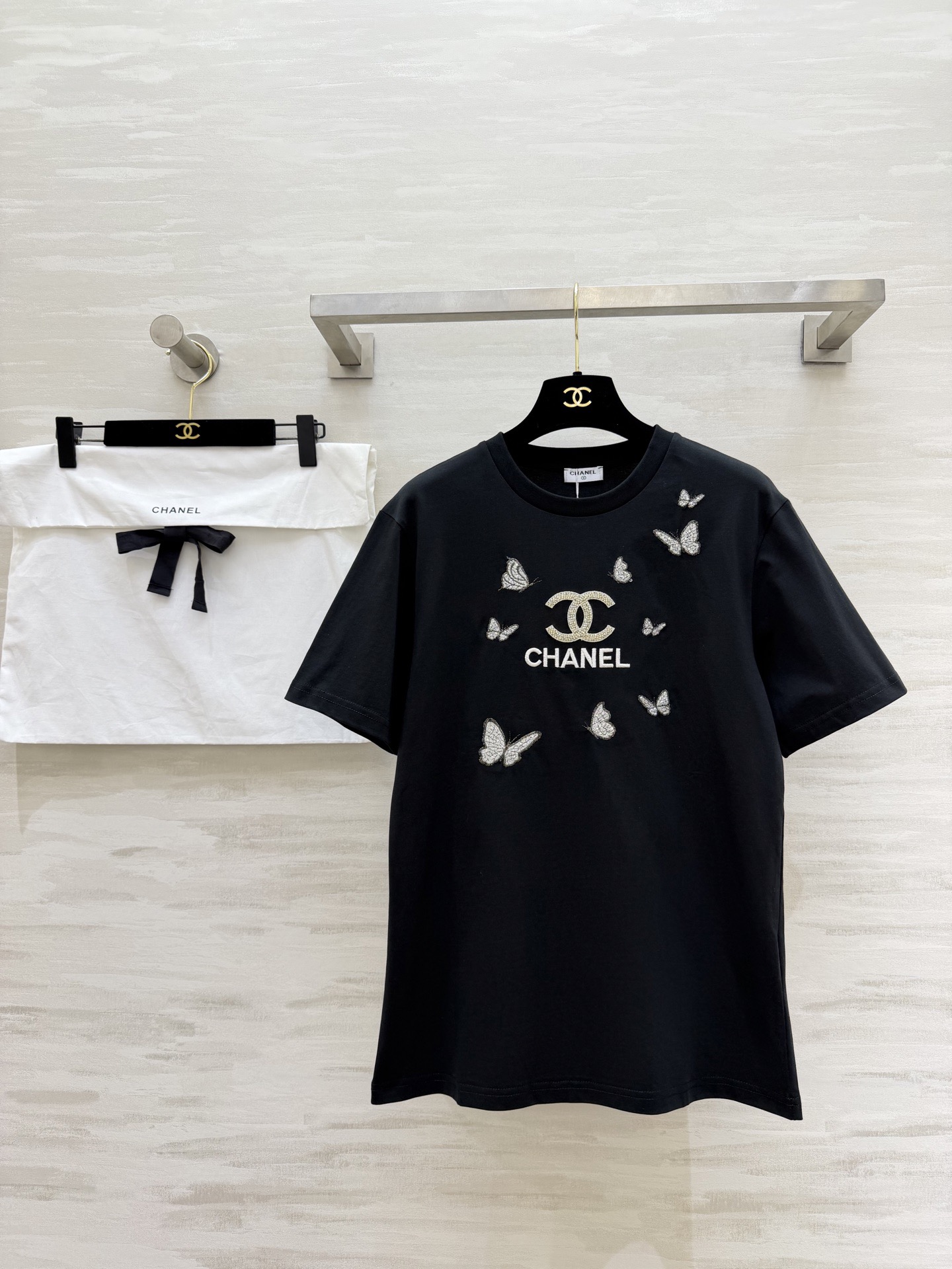 NO:778229,#Chane Spring and Summer New Limited Edition Silver Butterfly Embroidered Beaded T-shirt Double C embroidery Flashes to foul in the sun Soft high-count cotton is breathable and skin-friendly High-quality customization Available in stock first size 36/38/40 (36 size shoulder width 43, bust 94, length 68), Chanel-clothing, chanel, chanel, tees, t-shirt,19860909#Chane春夏新款 限定银蝶刺绣钉珠T恤 双C刺绣 阳光下细闪到犯规 软乎乎高支棉透气又亲肤 高品质定制 现货首发size36/38/40（36码肩宽43,胸围94,衣长68）,香奈儿-服装,chanel,chanel,tees，t-shirt,,Women's clothing