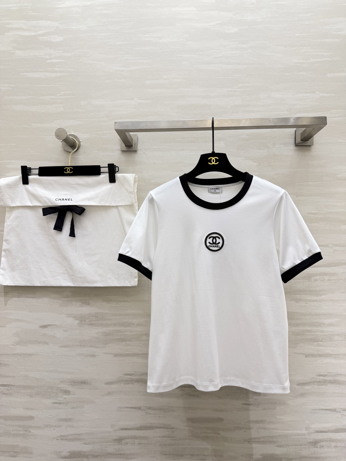 NO:796403,The most popular Chane black and white contrasting double C T-shirt. The classic black and white color scheme will never go out of style. The high-count cotton fabric is breathable and skin-friendly. The embroidery beading has a full texture. The loose version covers the flesh and looks slim. It can be worn alone or layered. It is a must-have in the wardrobe!  High quality, available in stock now, size 36/38/40 (size 36, shoulder width 36, bust 90, length 58), chanel, tees, t-shirt,19860909王炸款 Chane黑白撞边双C T恤 经典黑白配色永不过时 高支棉面料透气亲肤 刺绣钉珠质感拉满 宽松版型遮肉显瘦 单穿、叠穿都能打,衣柜刚需款！ 高品质 现货首发size36/38/40（36码肩宽36,胸围90,衣长58）,,chanel,tees，t-shirt,,Women's clothing