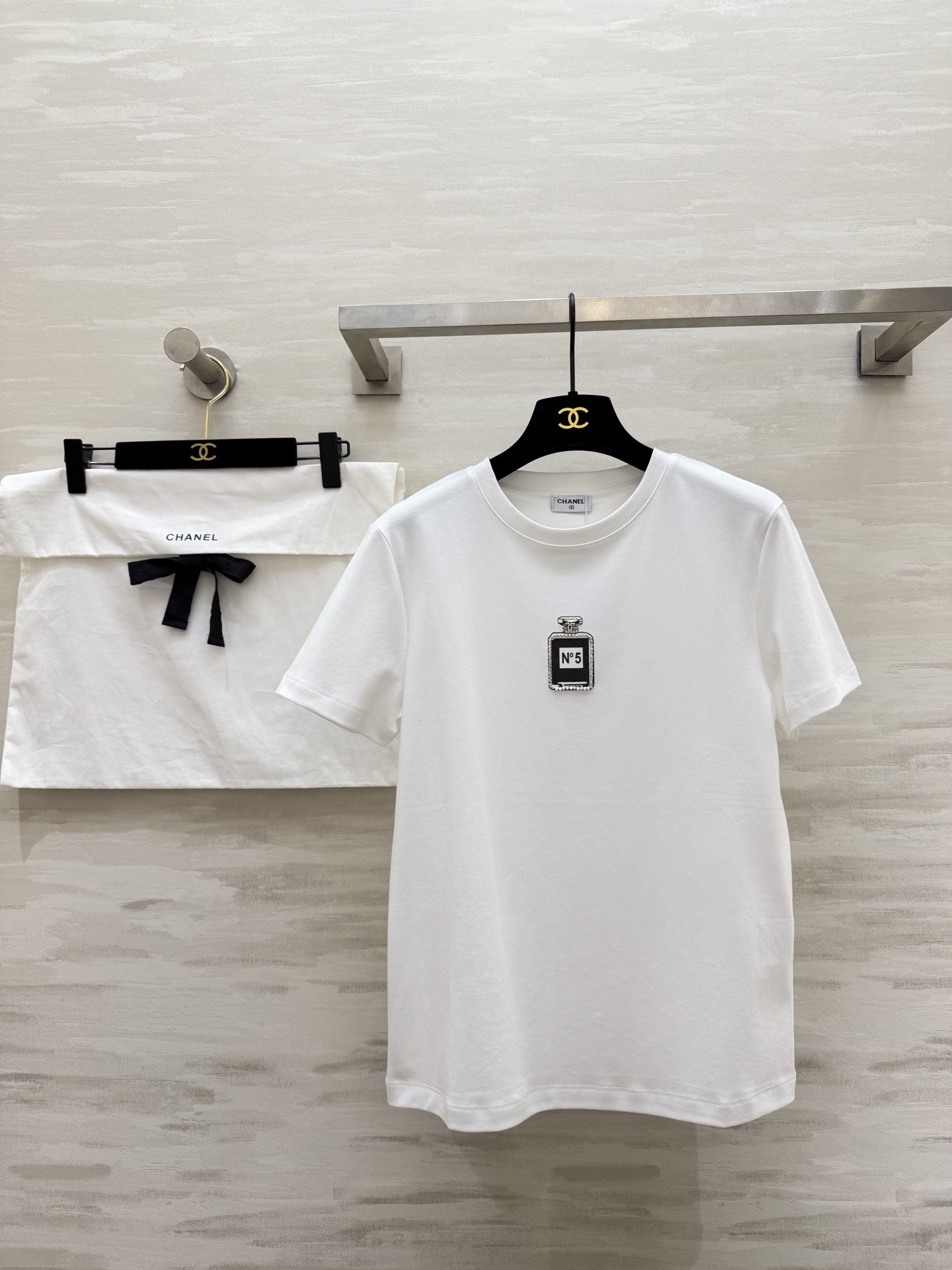 NO:778245,#Chane spring and summer new style Classic No beaded T-shirt Super versatile The N°5 perfume bottle pattern on the chest is exquisite and eye-catching Soft and skin-friendly high-count cotton fabric High-quality customization Available in stock first size 36/38/40 (36 size shoulder width 39, bust 88, length 62), Chanel - clothing, chanel, chanel, tees, t-shirt,19860909#Chane春夏新款 经典No钉珠T恤 超级百搭王 胸口的N°5香水瓶图案精致又吸睛 软乎亲肤高支棉面料 高品质定制 现货首发size36/38/40（36码肩宽39,胸围88,衣长62）,香奈儿-服装,chanel,chanel,tees，t-shirt,,Women's clothing