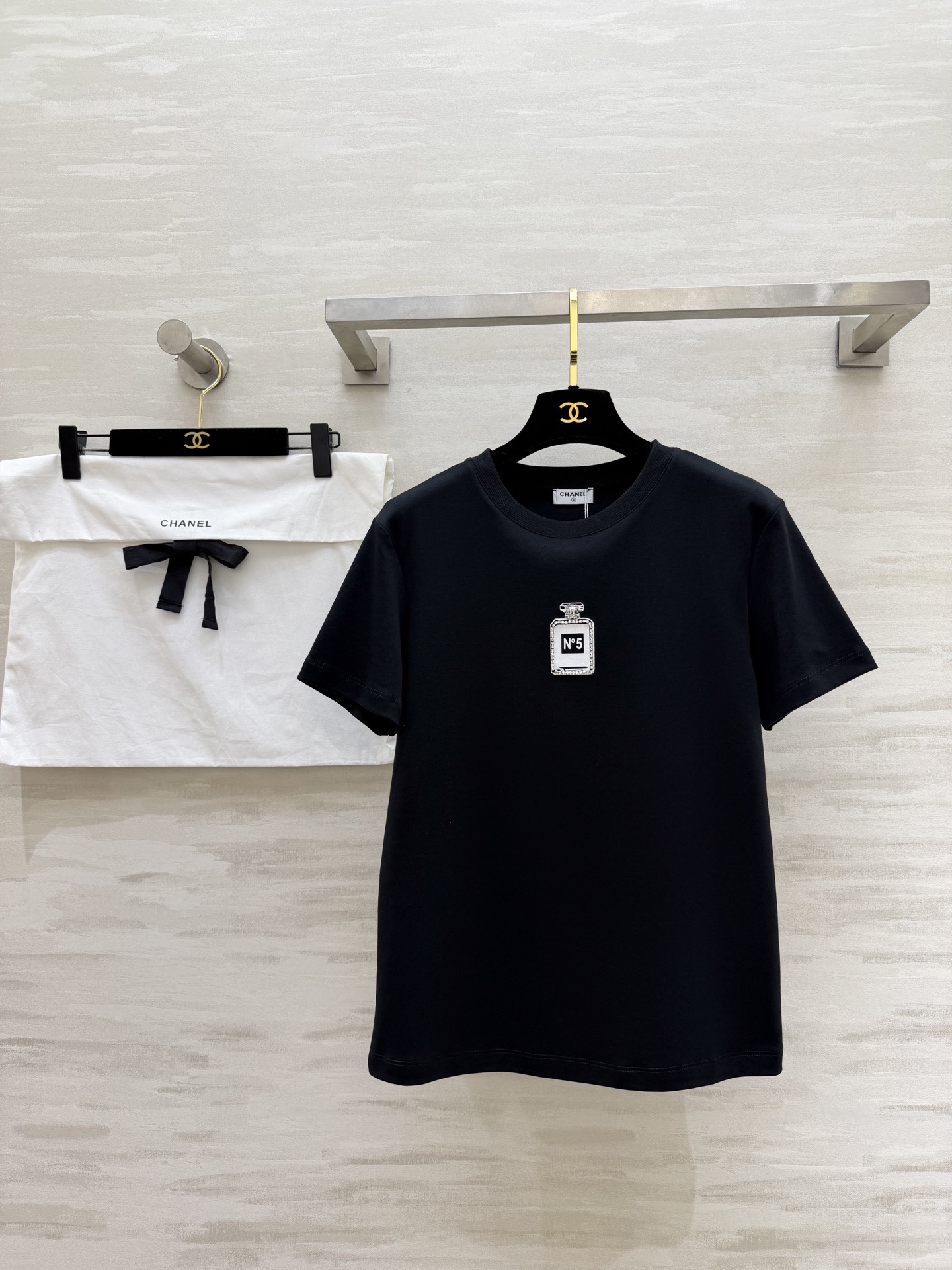 NO:778265,#Chane spring and summer new style Classic No beaded T-shirt Super versatile The N°5 perfume bottle pattern on the chest is exquisite and eye-catching Soft and skin-friendly high-count cotton fabric High-quality customization Available in stock first size 36/38/40 (36 size shoulder width 39, bust 88, length 62), Chanel - clothing, chanel, chanel, tees, t-shirt,19860909#Chane春夏新款 经典No钉珠T恤 超级百搭王 胸口的N°5香水瓶图案精致又吸睛 软乎亲肤高支棉面料 高品质定制 现货首发size36/38/40（36码肩宽39,胸围88,衣长62）,香奈儿-服装,chanel,chanel,tees，t-shirt,,Women's clothing