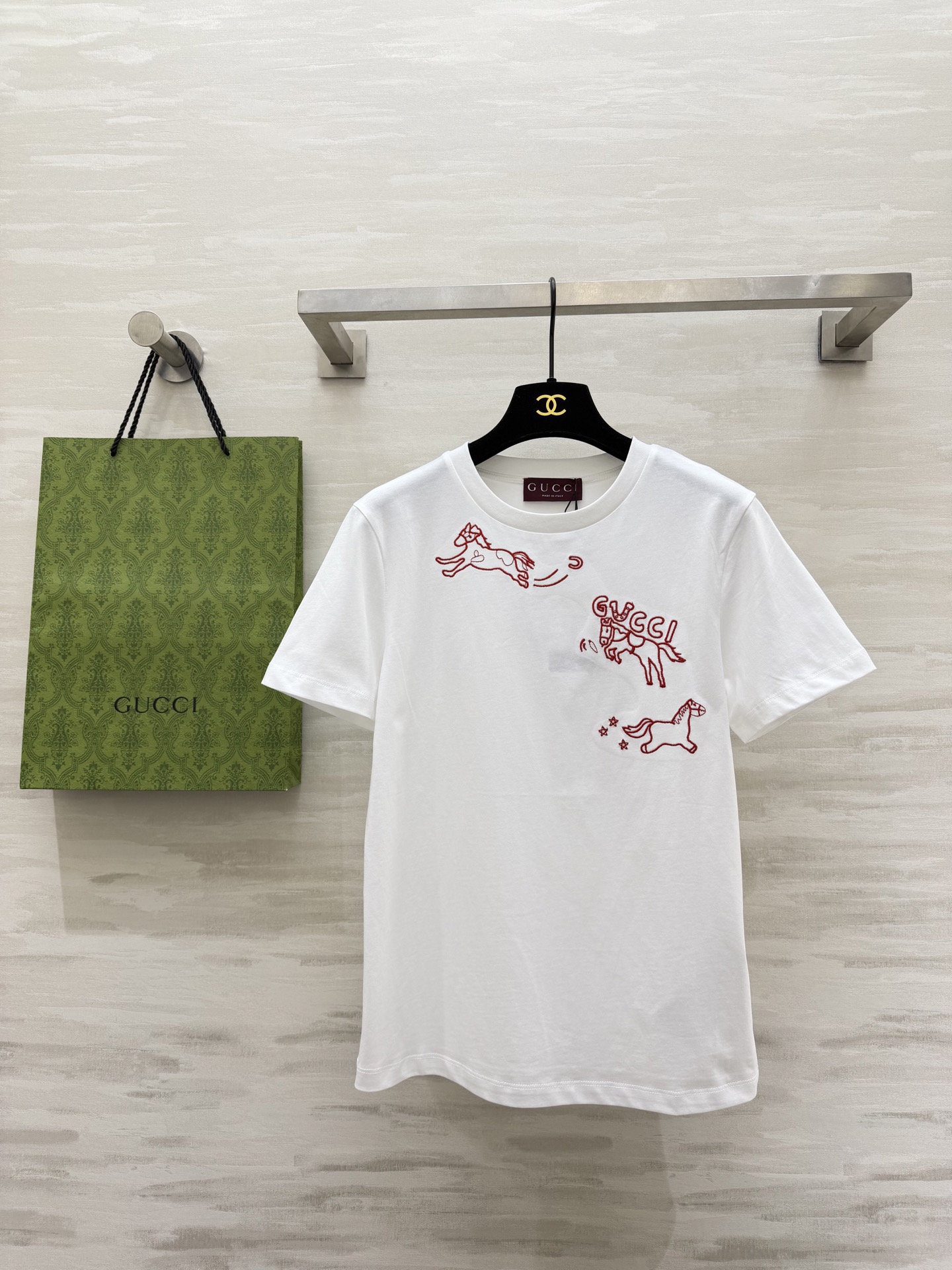 NO:796411,Exclusive for the Year of the Horse | Gucc's new spring and summer zodiac series short-sleeved T-shirt with red and gold embroidered lines outlining the smart pony. It is an excellent shirt for good luck in the Year of the Horse!  Classic round neck style + heavy cotton fabric, versatile and elegant for daily use. High-quality customization. Available in stock first size S/M/L (S size shoulder width 38, bust 88, length 62), gucci, T-shirt, tees, t-shirt,19860909马年专属限定｜Gucc春夏新款 生肖系列短袖T恤 红金刺绣线条勾勒灵动小马 是马年开运的绝佳战袍！经典圆领版型+重磅纯棉面料 日常百搭又显贵.高品质定制 现货首发sizeS/M/L（s码肩宽38,胸围88,衣长62）,,gucci,T-shirt,tees，t-shirt,,Women's clothing