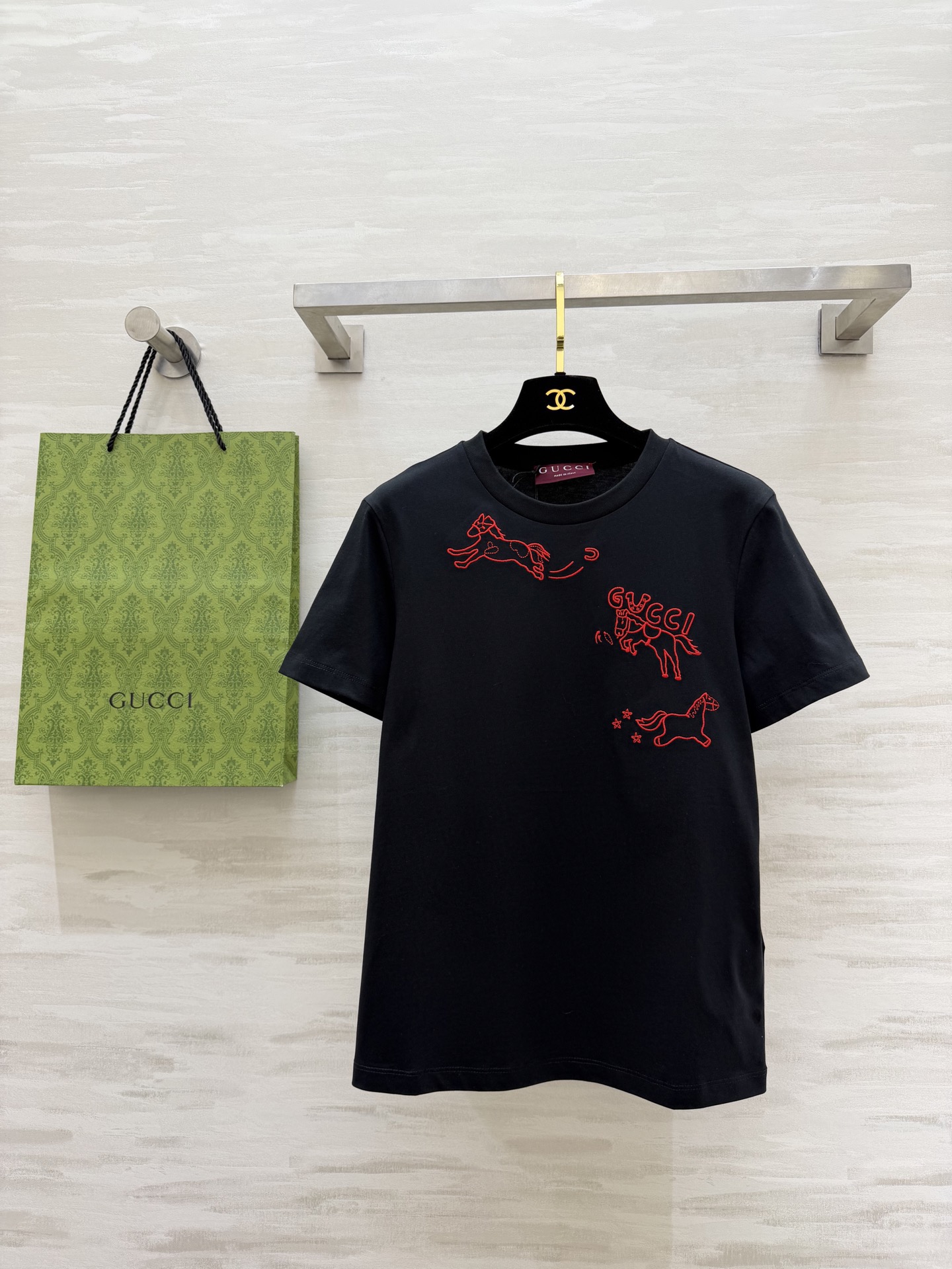 NO:778280,Exclusive for the Year of the Horse | Gucc's new spring and summer zodiac series short-sleeved T-shirt with red and gold embroidered lines outlining the smart pony. It is an excellent shirt for good luck in the Year of the Horse!  Classic round neck style + heavy cotton fabric, versatile and elegant for daily use. High-quality customization. Available in stock first size S/M/L (S size shoulder width 38, bust 88, length 62), Gucci-clothing, gucci, gucci, T-shirt, tees, t-shirt,19860909马年专属限定｜Gucc春夏新款 生肖系列短袖T恤 红金刺绣线条勾勒灵动小马 是马年开运的绝佳战袍！经典圆领版型+重磅纯棉面料 日常百搭又显贵.高品质定制 现货首发sizeS/M/L（s码肩宽38,胸围88,衣长62）,古驰-服装,gucci,gucci,T-shirt,tees，t-shirt,,Women's clothing