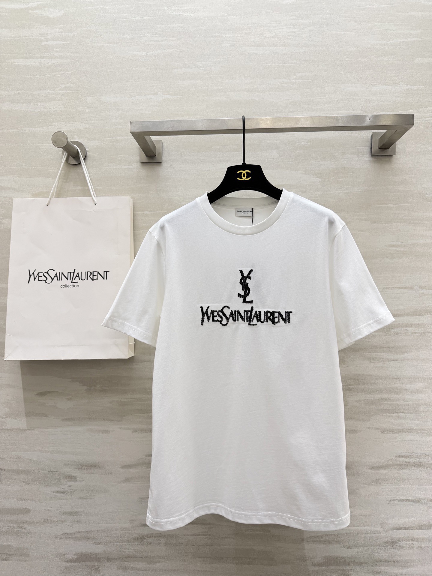 NO:796408,#ysl Spring and Summer New Style Heavy-duty sequin embroidered short-sleeved T-shirt. It has an effortless sense of luxury. The classic logo has its own aura. It is lazy and slim. It is a must-have in your summer wardrobe!  High-quality customization, available in stock first size S/M/L (S size shoulder width 43, bust 96, length 68), saint laurent, T-shirt, tees, t-shirt,19860909#ysl春夏新款 重工珠片刺绣短袖T恤 拿捏不费力的高级感 经典logo自带气场 慵懒又显瘦 夏天的衣柜里必须有它！高品质定制 现货首发sizeS/M/L（s码肩宽43,胸围96,衣长68）,,saint laurent,T-shirt,tees，t-shirt,,Women's clothing