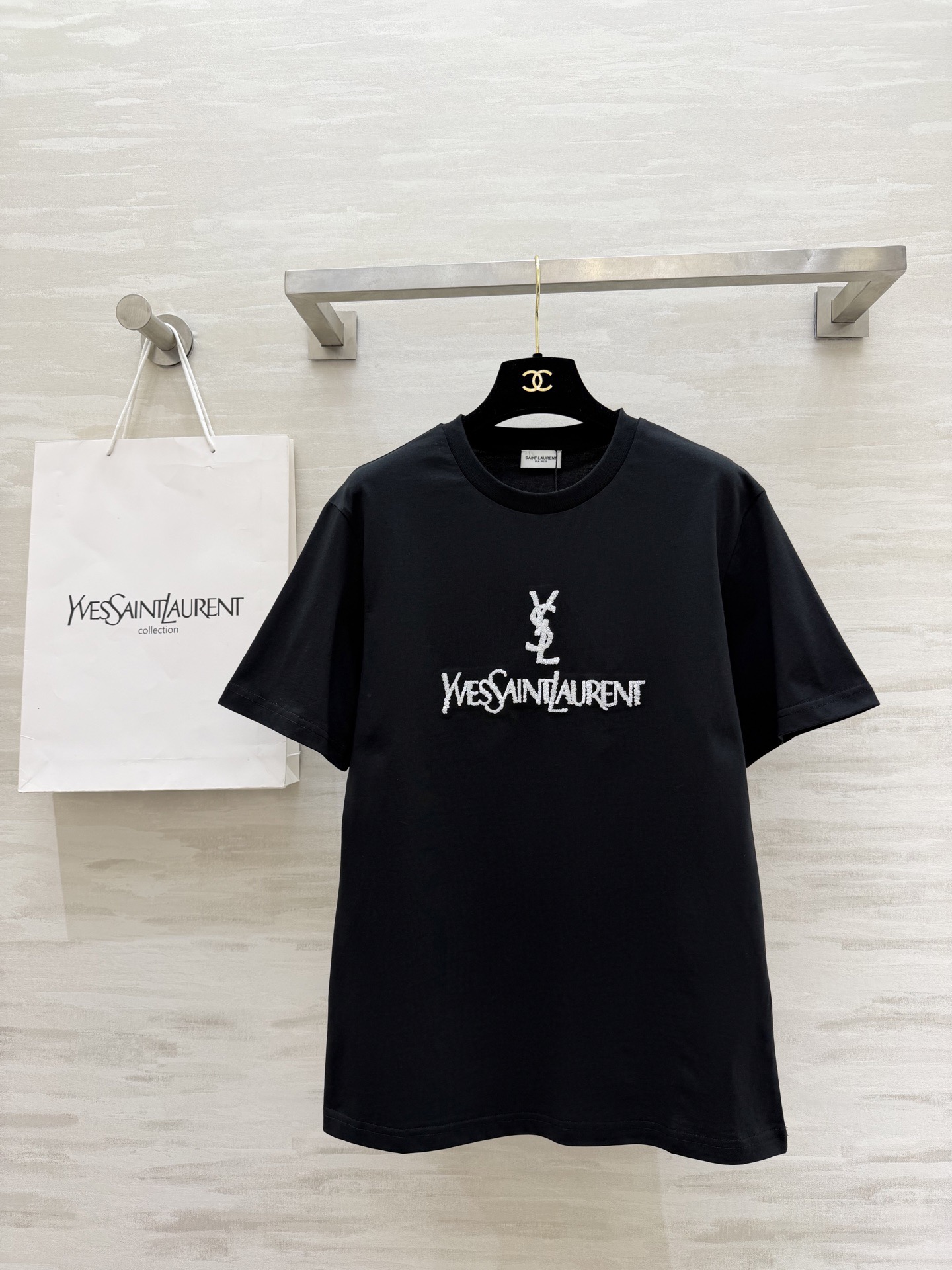 NO:778284,#ysl Spring and Summer New Style Heavy-duty sequin embroidered short-sleeved T-shirt. It has an effortless sense of luxury. The classic logo has its own aura. It is lazy and slim. It is a must-have in your summer wardrobe!  High-quality customization, available in stock first size S/M/L (S size shoulder width 43, bust 96, length 68), Saint Laurent-clothing, saint laurent, saint laurent, T-shirt, tees, t-shirt,19860909#ysl春夏新款 重工珠片刺绣短袖T恤 拿捏不费力的高级感 经典logo自带气场 慵懒又显瘦 夏天的衣柜里必须有它！高品质定制 现货首发sizeS/M/L（s码肩宽43,胸围96,衣长68）,圣罗兰-服装,saint laurent,saint laurent,T-shirt,tees，t-shirt,,Women's clothing